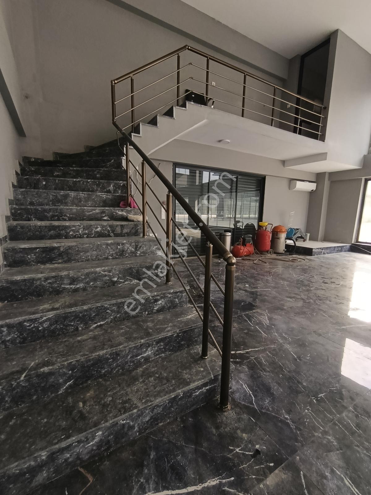 Tire Oto Plaza'da Köşe Konumda Kiralık İşyeri - Görsel 3