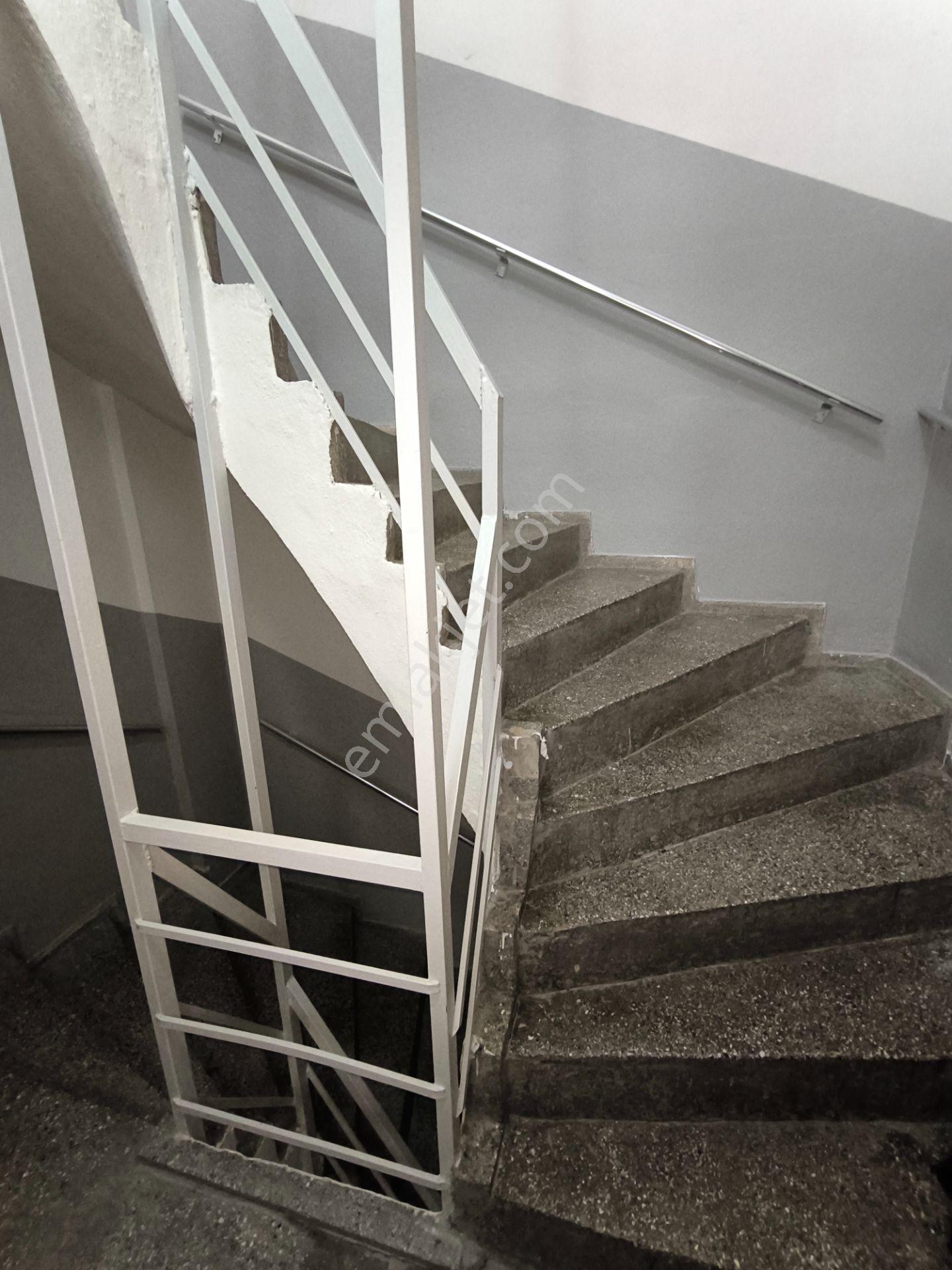 Konak Güzelyalı Merkezi Konumda 3+1 Doğalgaz Balkon Kapalı Mutfak Satılık Daire - Görsel 5