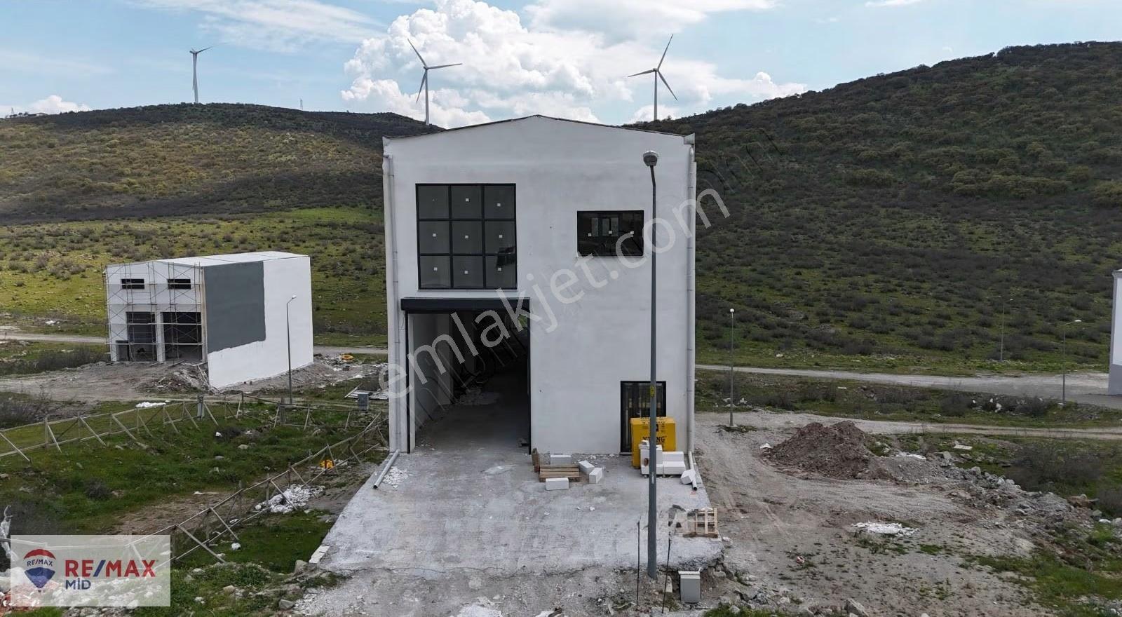 Remax Midden Satılık 900 M2 Atatepede Üç Katlı Ticari