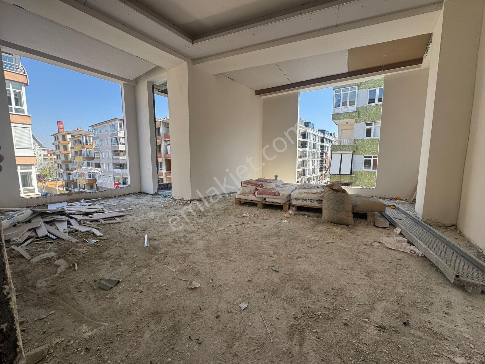 Cennet Mah. Hürriyet Cd.üzeri Ön Köşe Daire 2+1 100 M2 Arakat...