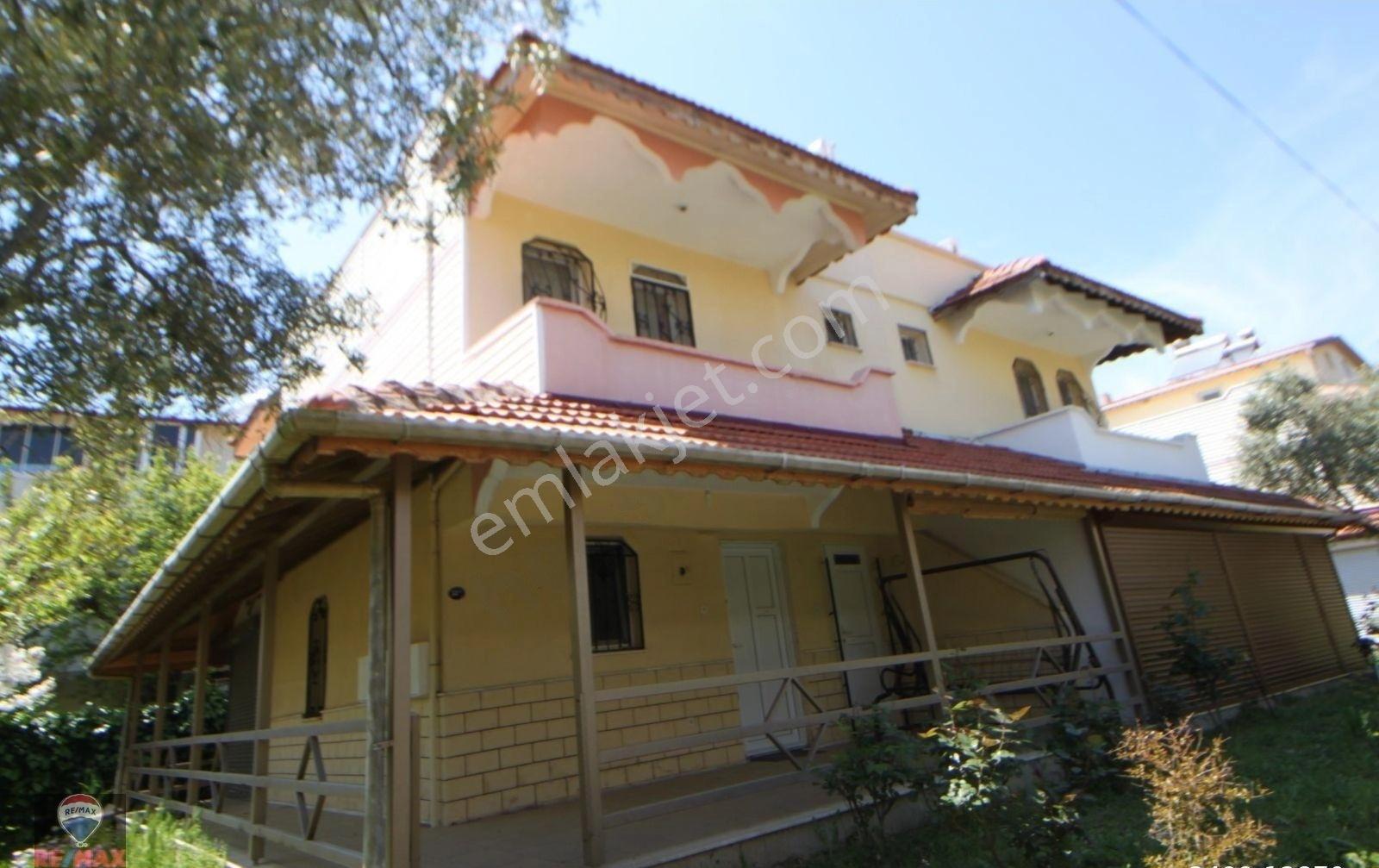 Dikili Salihleraltı Seçkinler Sitesinde Eşyalı Satılık 3+1 Yazlık