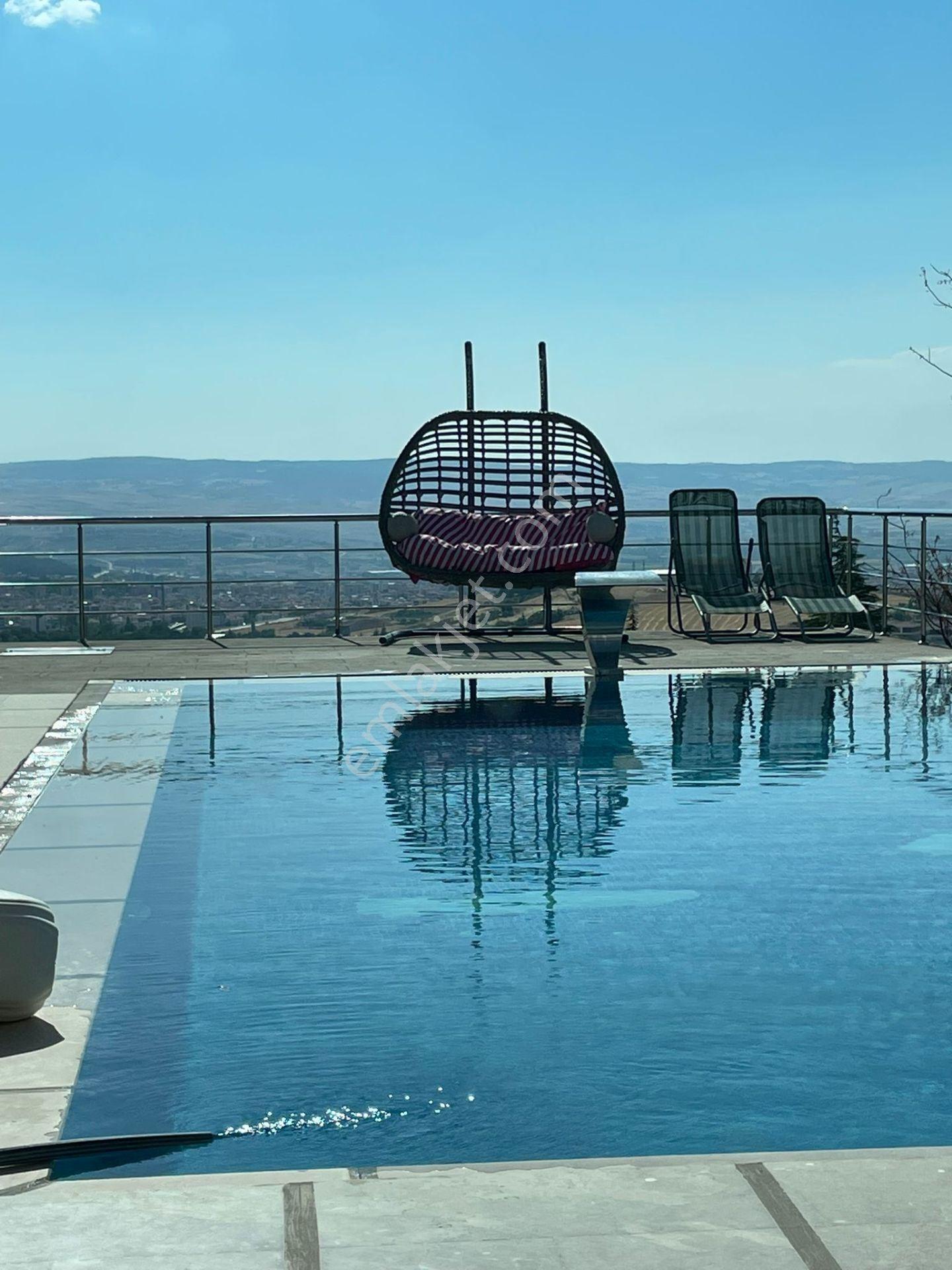 Bahçelievler Mahallesi İçeri Dere Bağlarında Taş Duvarlı Havuzlu Satılık Villa