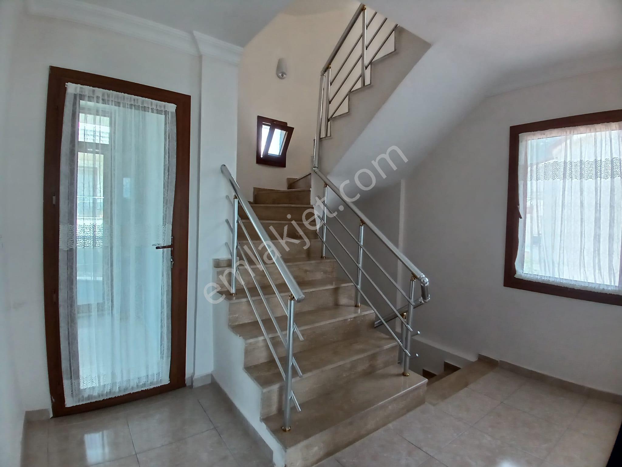 Site İçi Tam Müstakil Geniş Bahçeli 3+1 Yıllık Kiralık Villa - Görsel 24