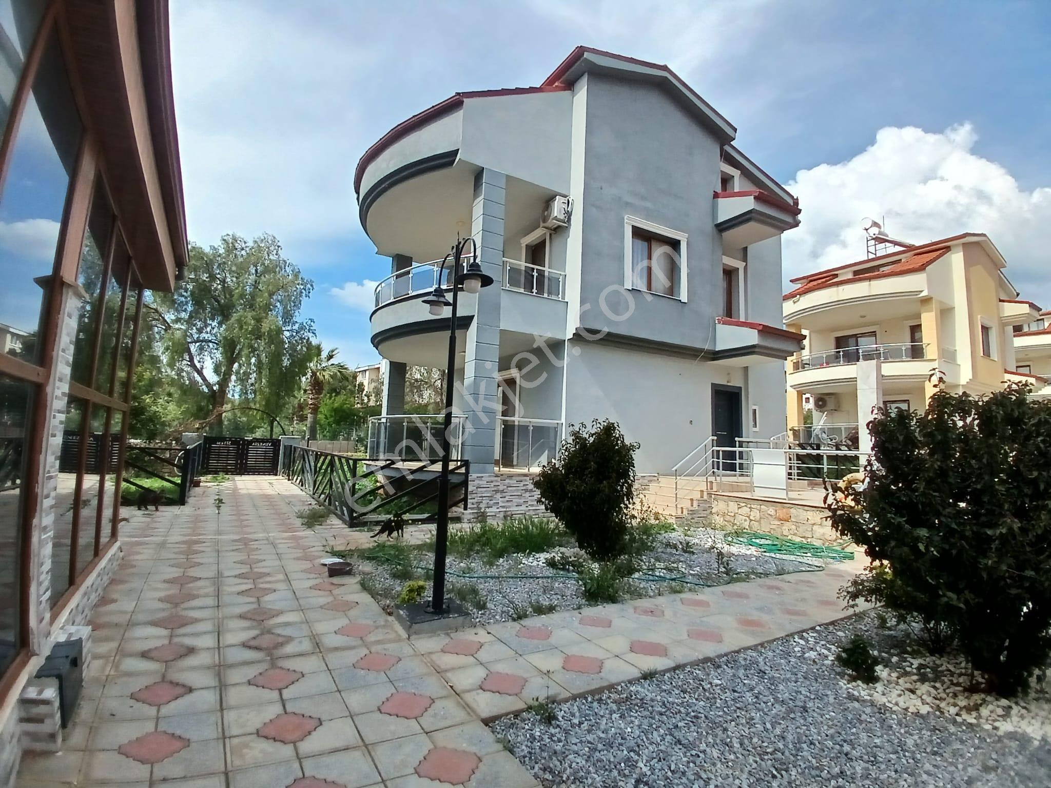 Site İçi Tam Müstakil Geniş Bahçeli 3+1 Yıllık Kiralık Villa - Görsel 4