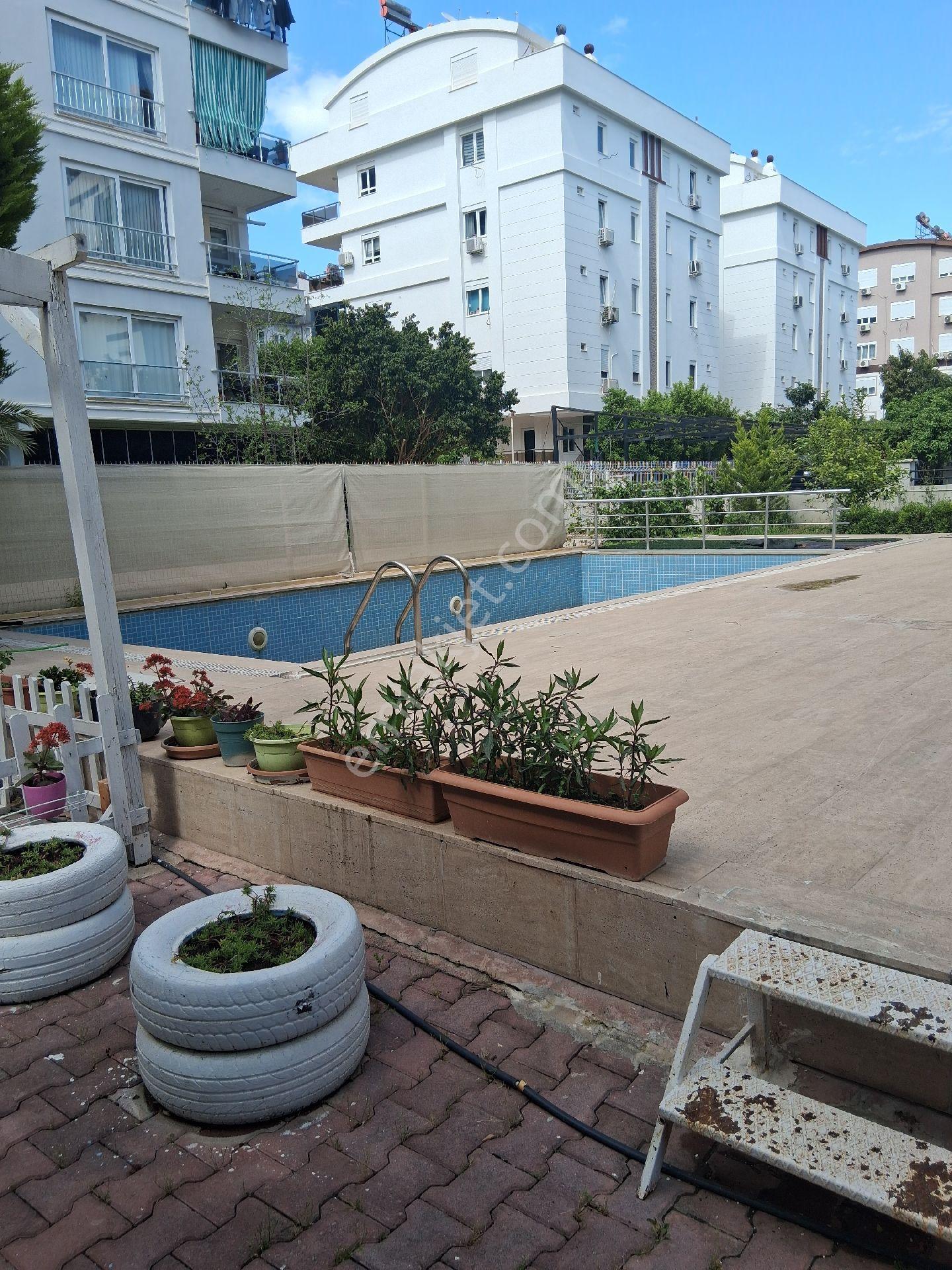 Konyaaltı Hurma'da Havuzlu 2+1 Satılık Daire