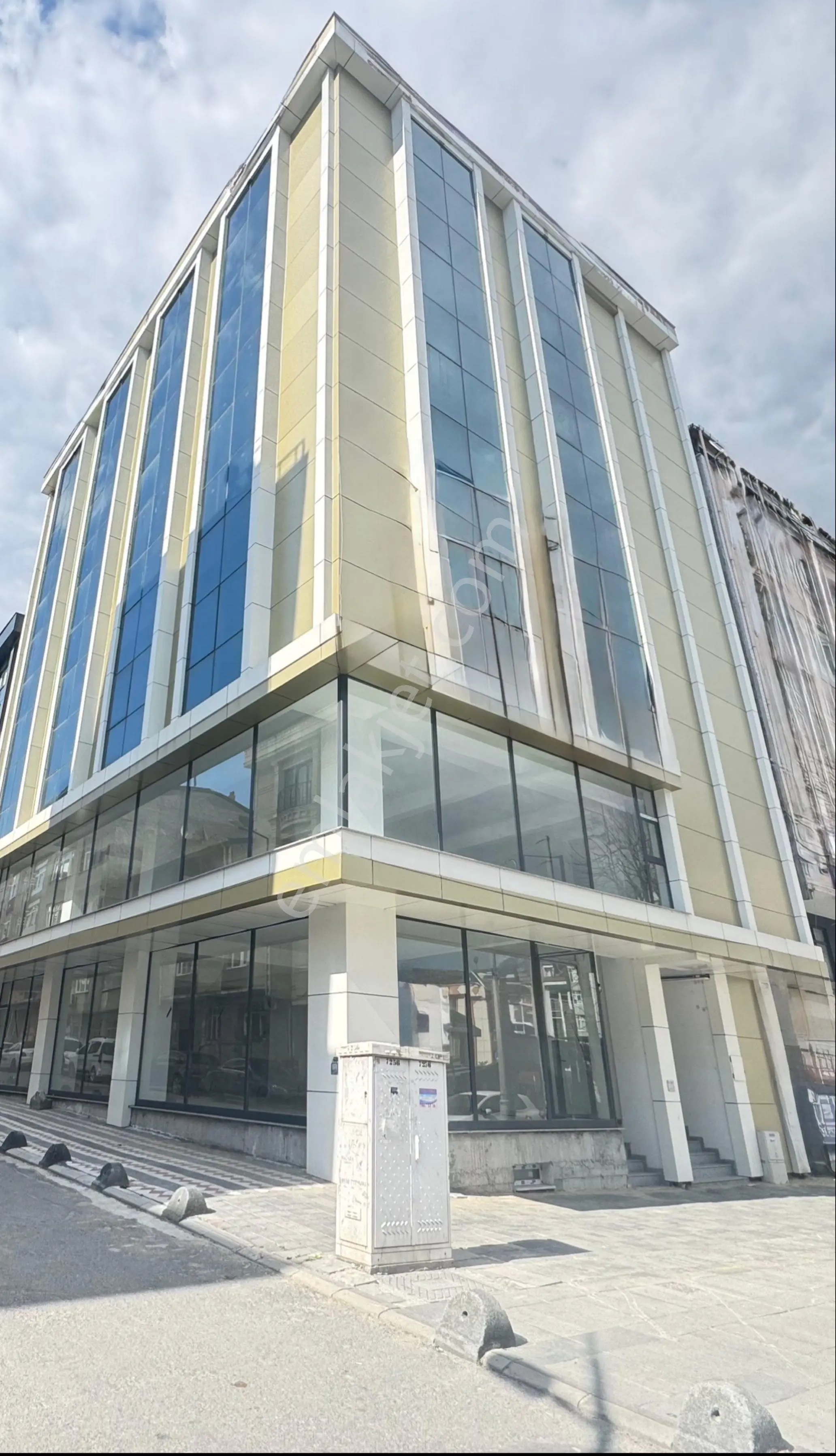 Zafer Yapı Gayrimenkulden Komple Kiralık 8katlı 1600m2 İş Merkezi Cadde Cephe Cebeci Mahallesinde