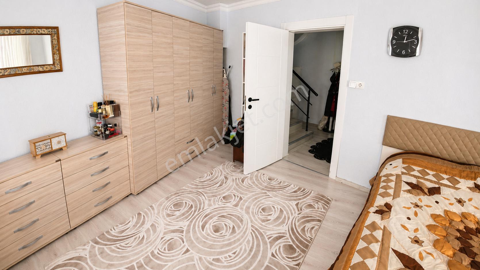 Ayvalık Merkezde 2+1 Ve 3+1 Kullanımlı 3 Katlı Bina - Görsel 24