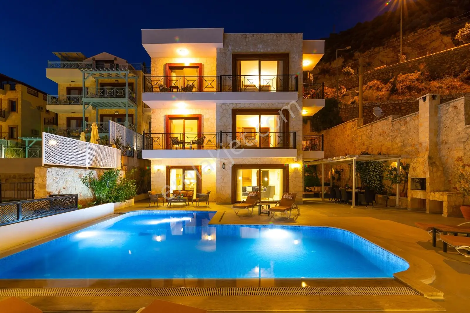 Şehir Merkezinde Deniz Manzaralı 4 Yatak Odalı Özel Villa - Görsel 24