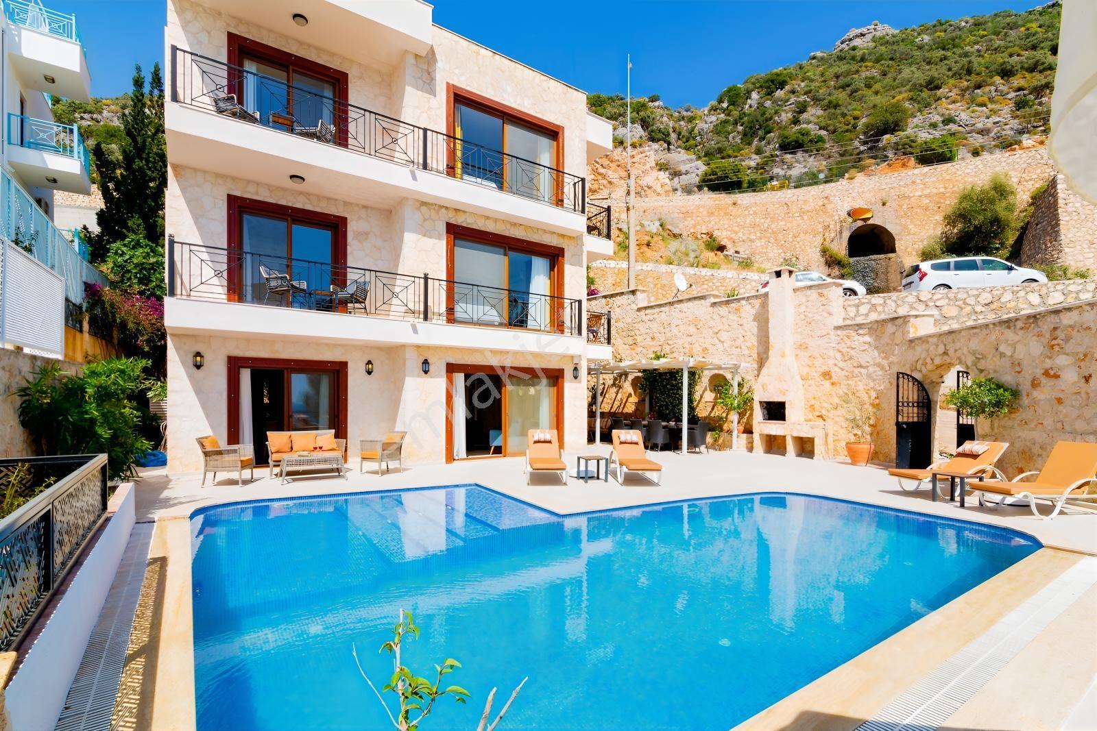 Şehir Merkezinde Deniz Manzaralı 4 Yatak Odalı Özel Villa - Görsel 2