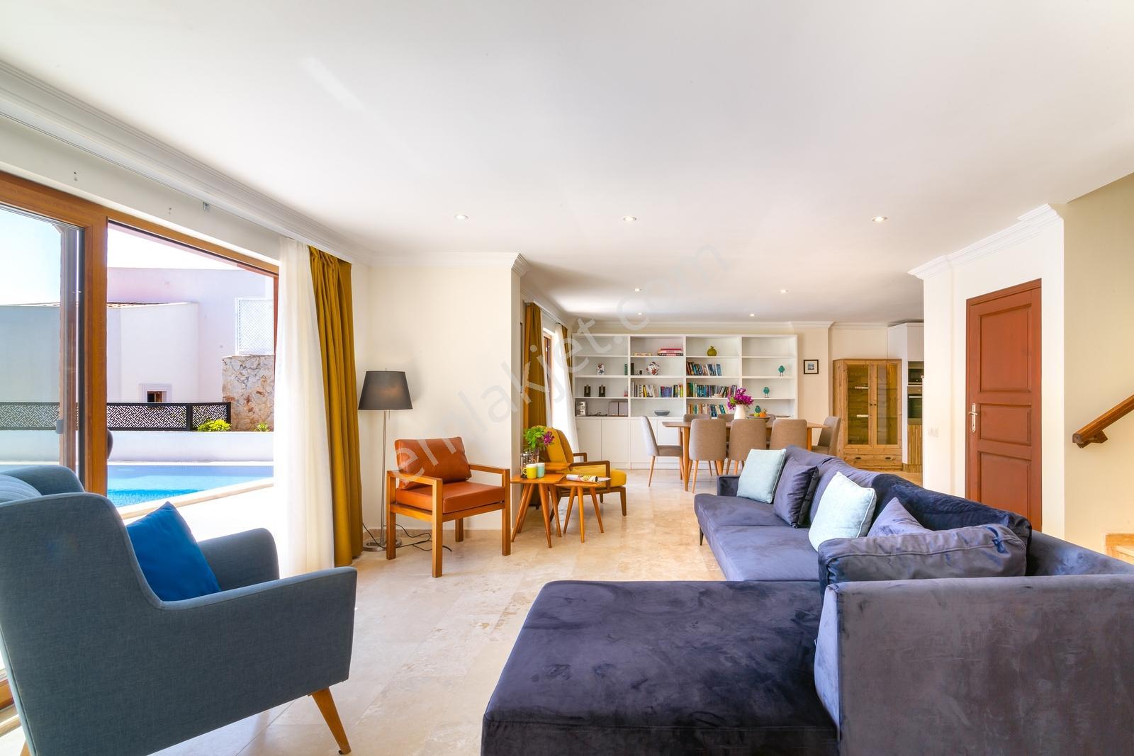 Şehir Merkezinde Deniz Manzaralı 4 Yatak Odalı Özel Villa - Görsel 27