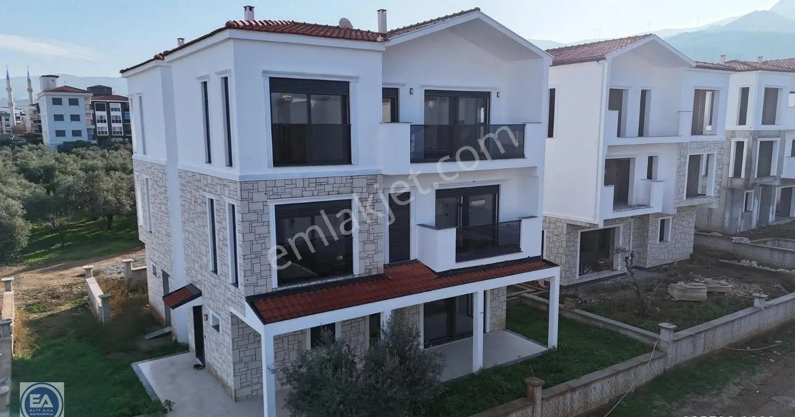 Davutlar Bölgesinde Satılık 4+1 Villa