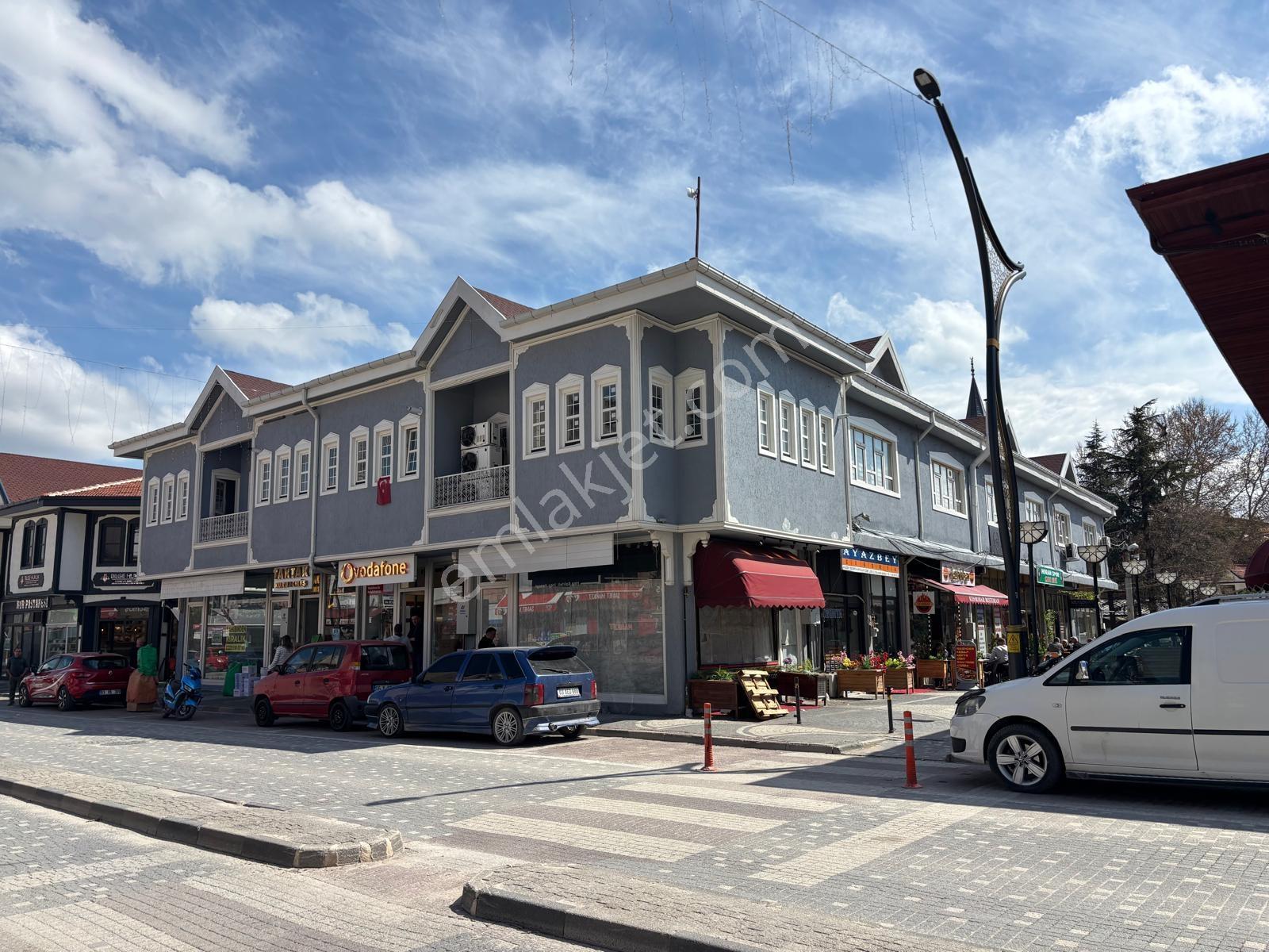 Yaman'dan Bolvadin Çarşı Merkez 3 Adet 3 Katlı Satılık İş Yeri