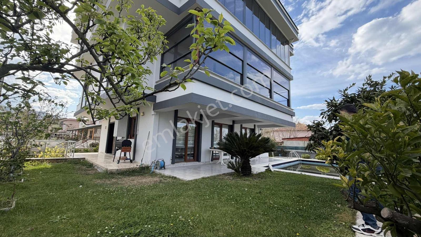 Çatalçam'da Denize Sıfır Triblex Havuzlu Lüks Villa - Görsel 14