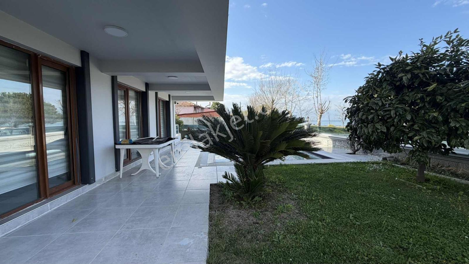 Çatalçam'da Denize Sıfır Triblex Havuzlu Lüks Villa - Görsel 15
