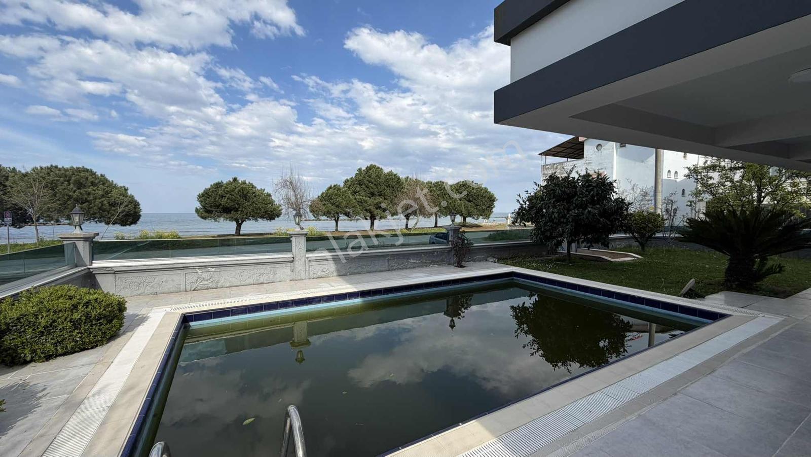 Çatalçam'da Denize Sıfır Triblex Havuzlu Lüks Villa