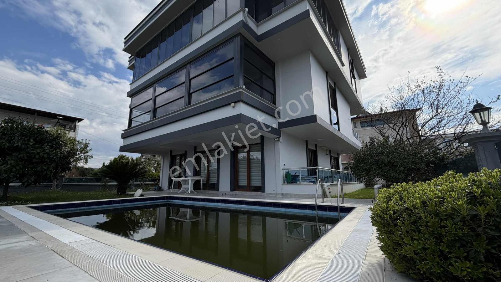 Çatalçam'da Denize Sıfır Triblex Havuzlu Lüks Villa - Görsel 13