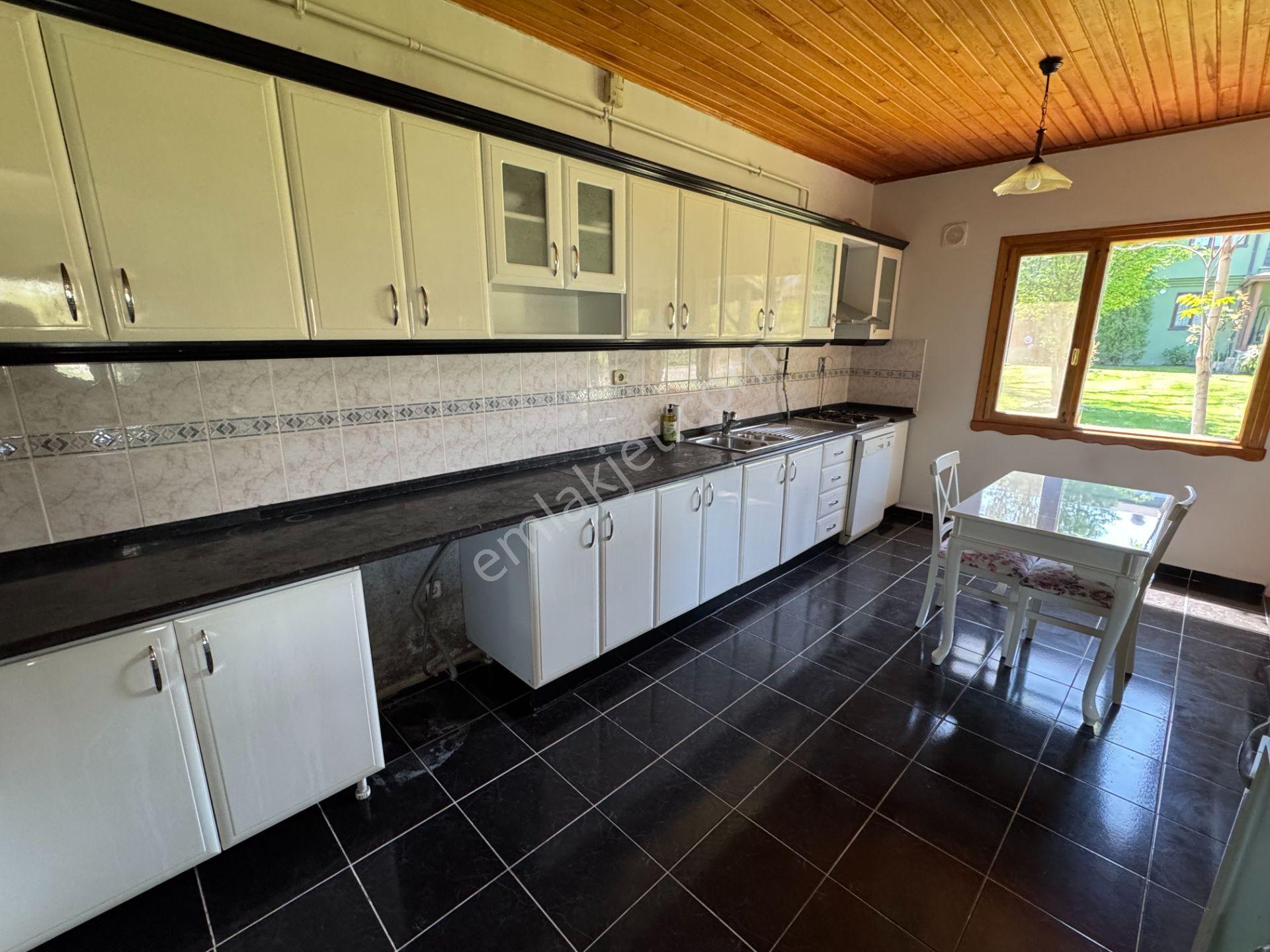 Kırkpınar’da Site İçinde Eşyalı Ve Mobilyalı Yıllık Kiralık Villa - Görsel 18