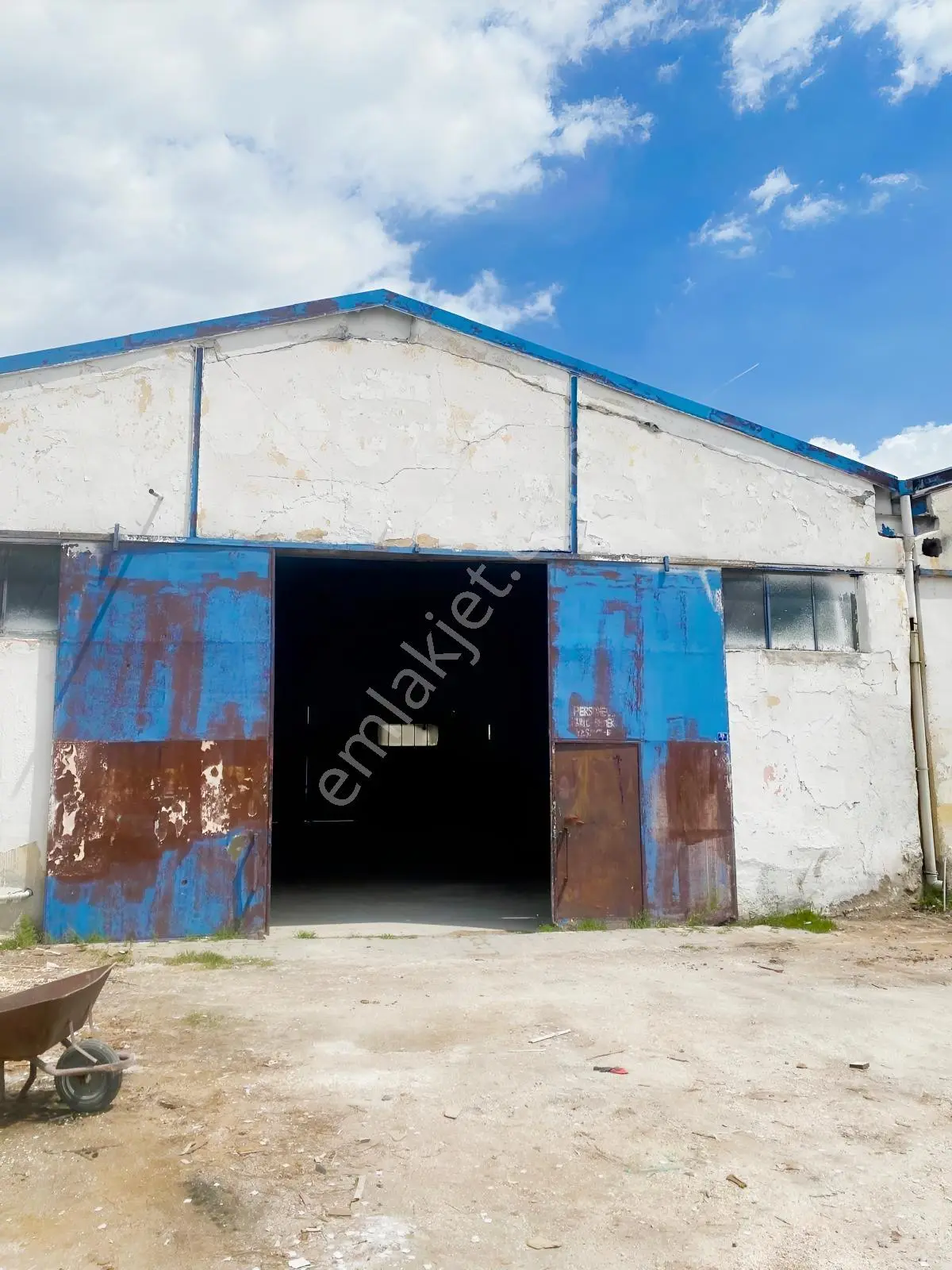 Cırgalan Gesi Kavşağı Kiralık 390 M² Hangar