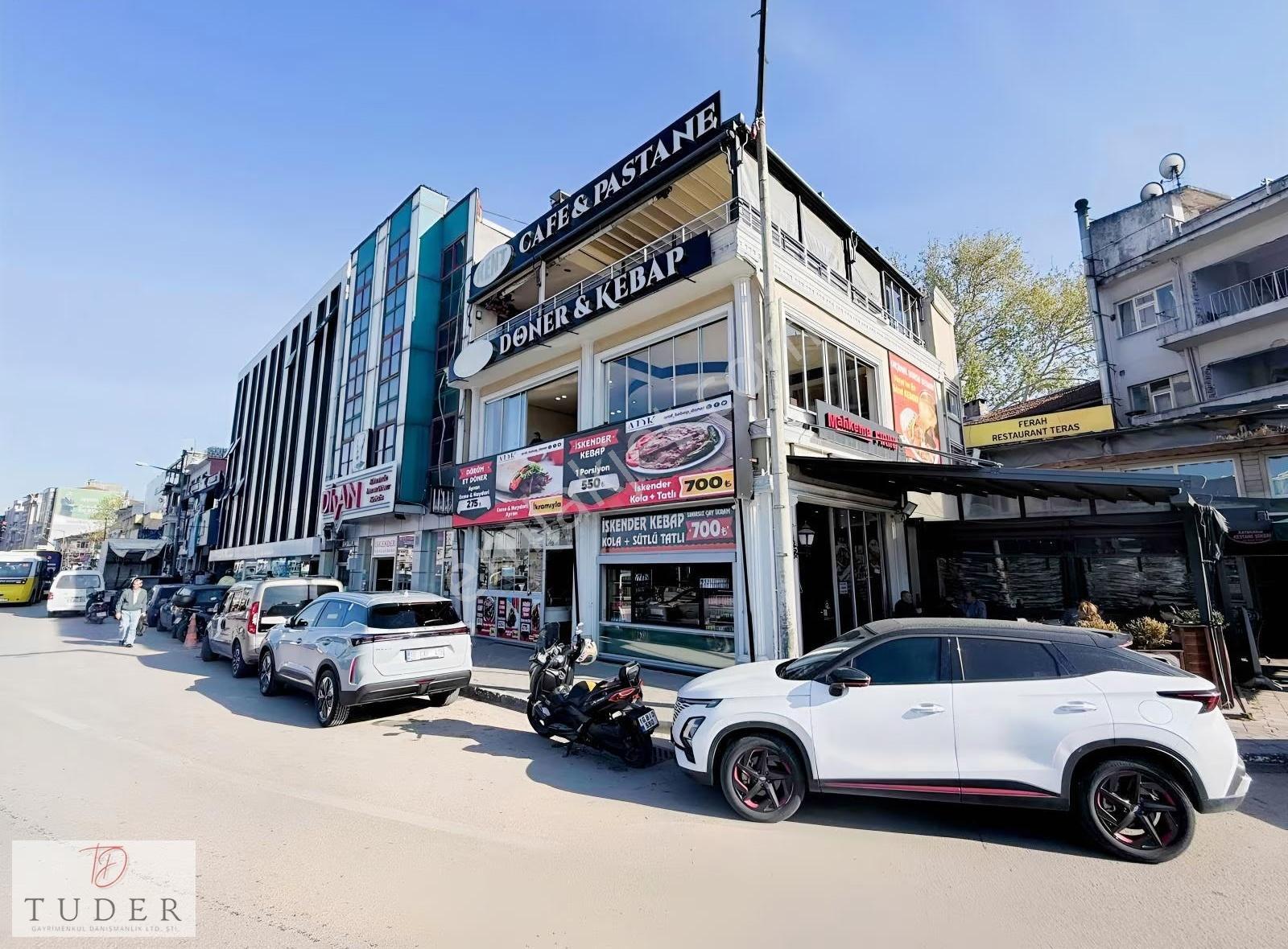 Takasa Uygun Kent Meydanında 3 Katlı Devren Kiralık Dükkan