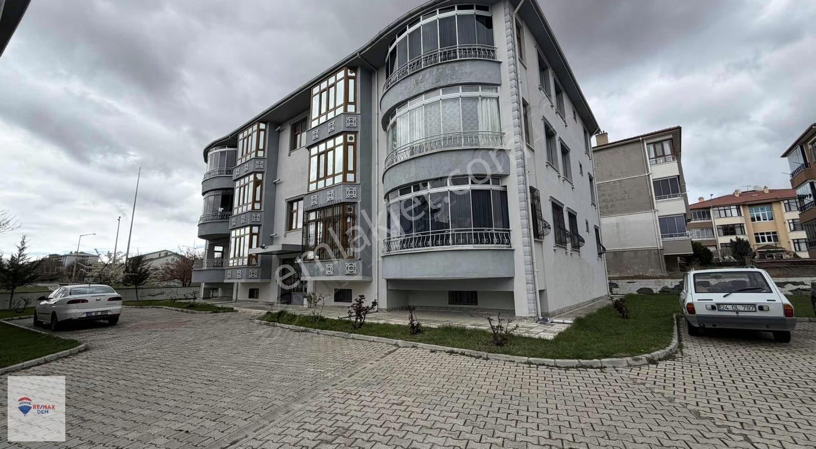 Remax Dem'den Ergenekon Mahallesinde Geniş 3+1 Satılık Daire