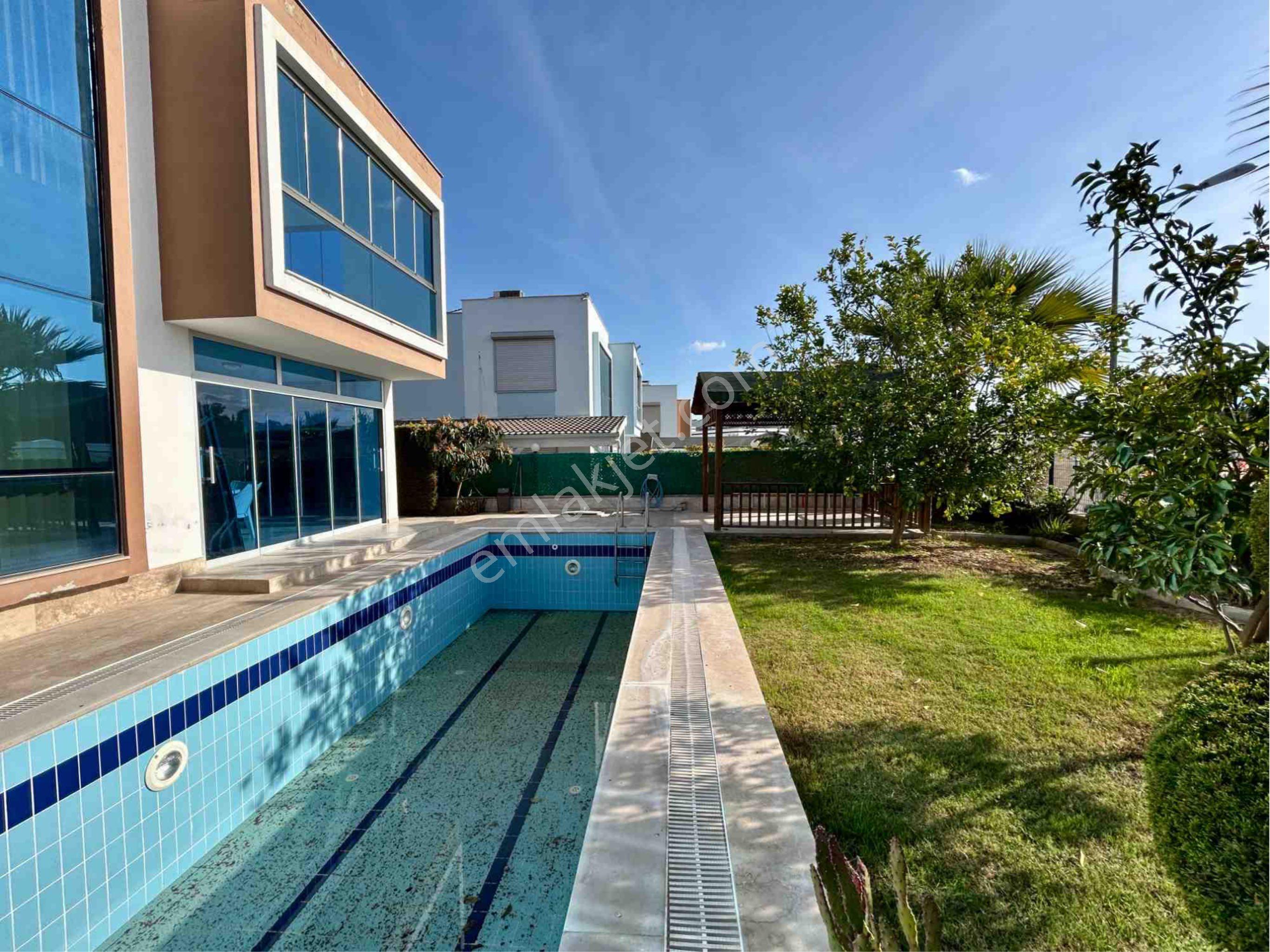 Kuşadası Değirmendere 500 M2 Arsa İçerisinde Tam Müstakil Özel Havuzlu 4+1 Villa - Görsel 33