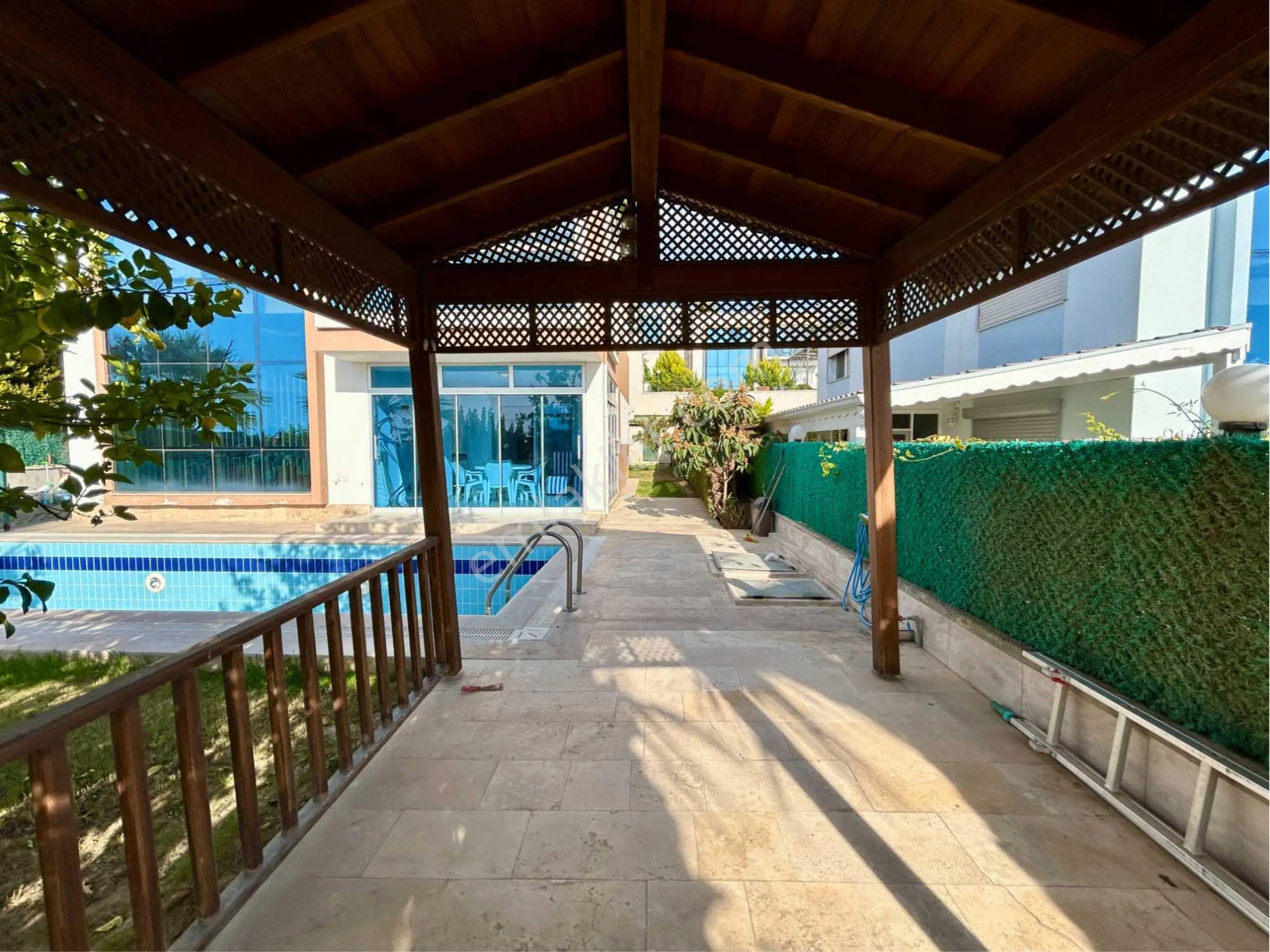 Kuşadası Değirmendere 500 M2 Arsa İçerisinde Tam Müstakil Özel Havuzlu 4+1 Villa - Görsel 2