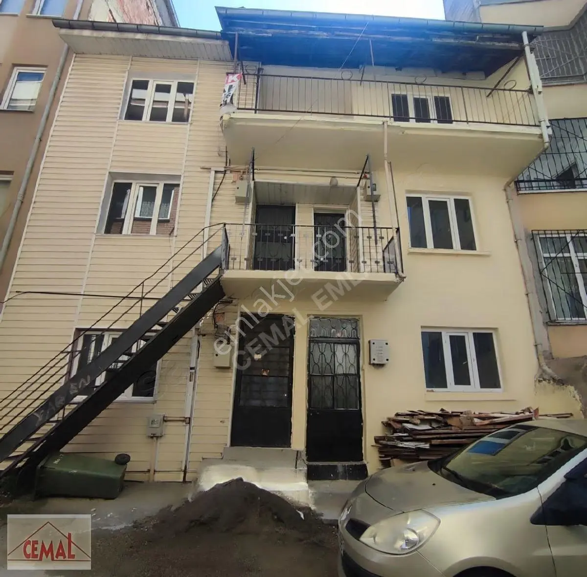 Cemal Emlak Bursa Tarihi Yıldırım Beyazıt Camii Karşısında 3 Kat