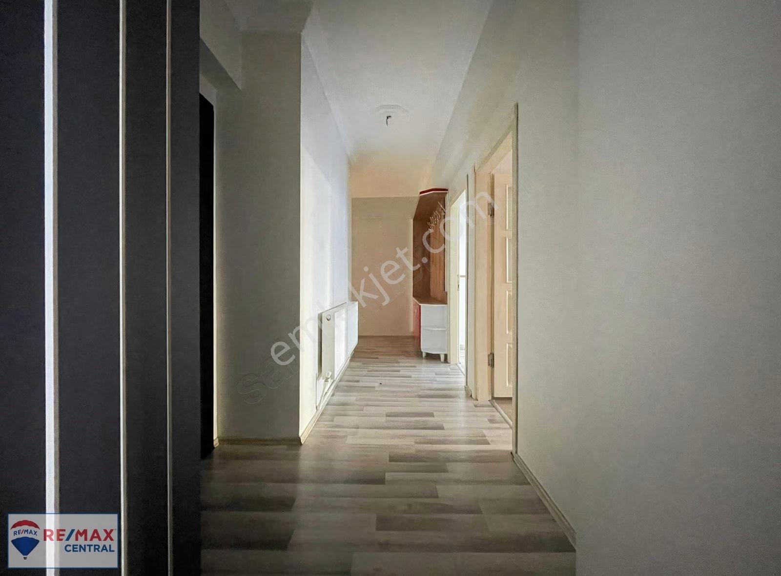 Re/max Central'dan Atatürk Caddesi Üzerinde 8 Yıllık Arakat 3+1 - Görsel 18