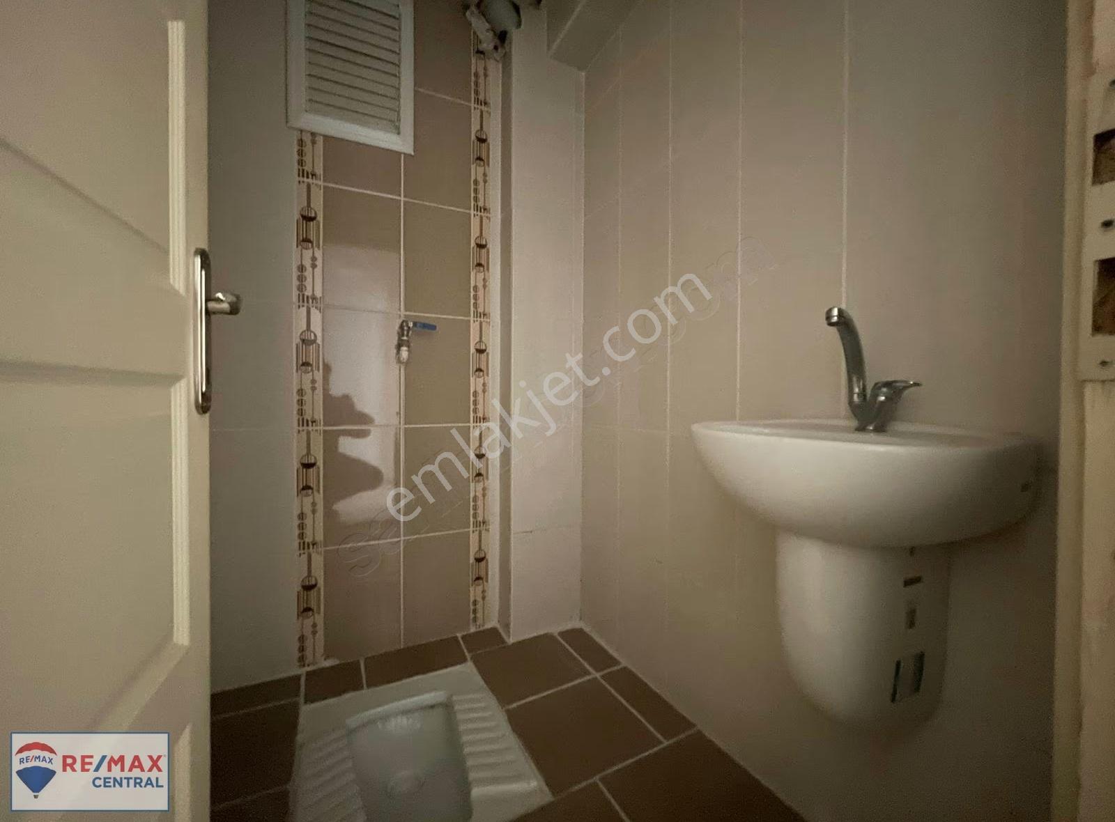 Re/max Central'dan Atatürk Caddesi Üzerinde 8 Yıllık Arakat 3+1 - Görsel 13