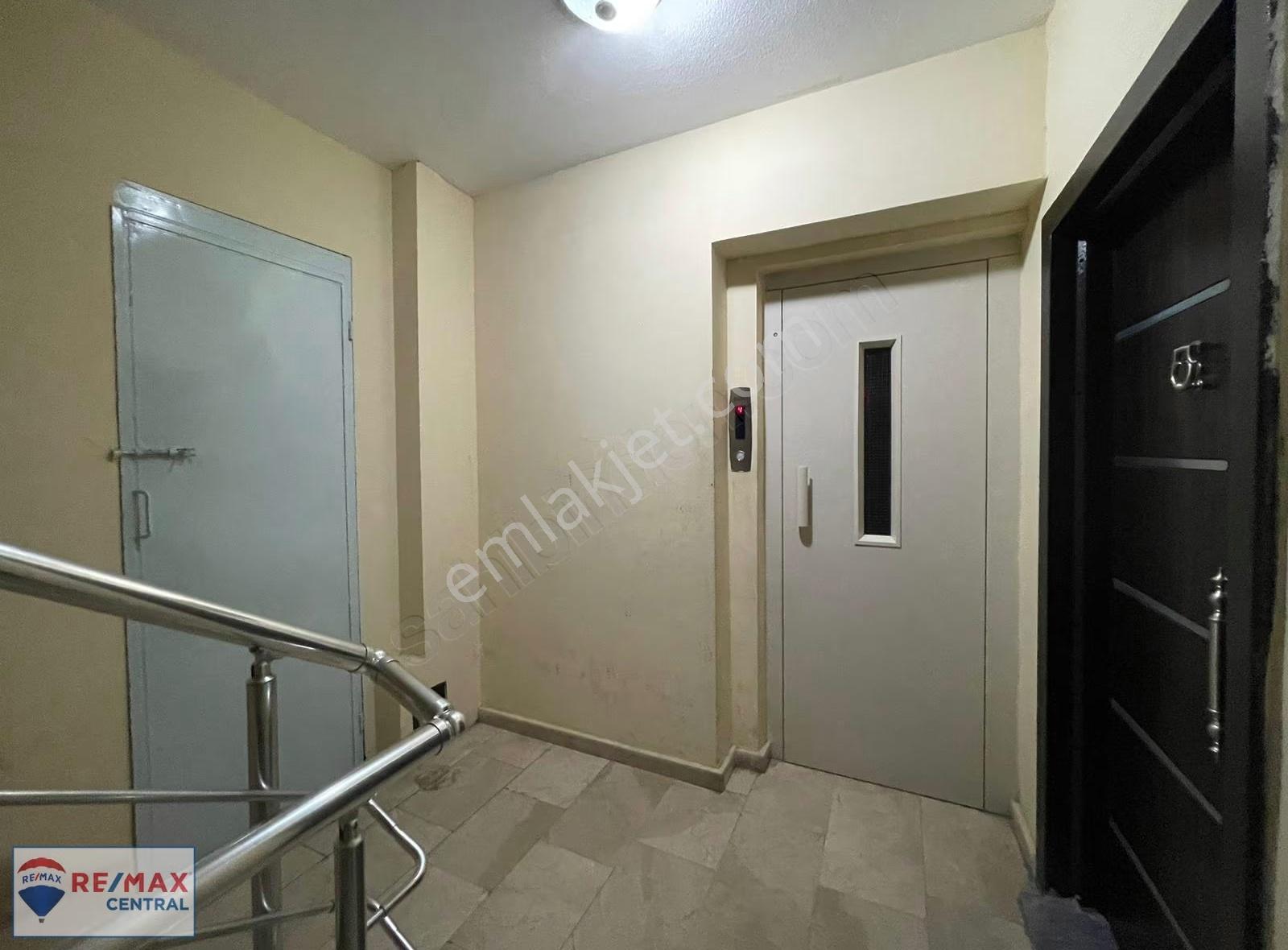 Re/max Central'dan Atatürk Caddesi Üzerinde 8 Yıllık Arakat 3+1 - Görsel 21