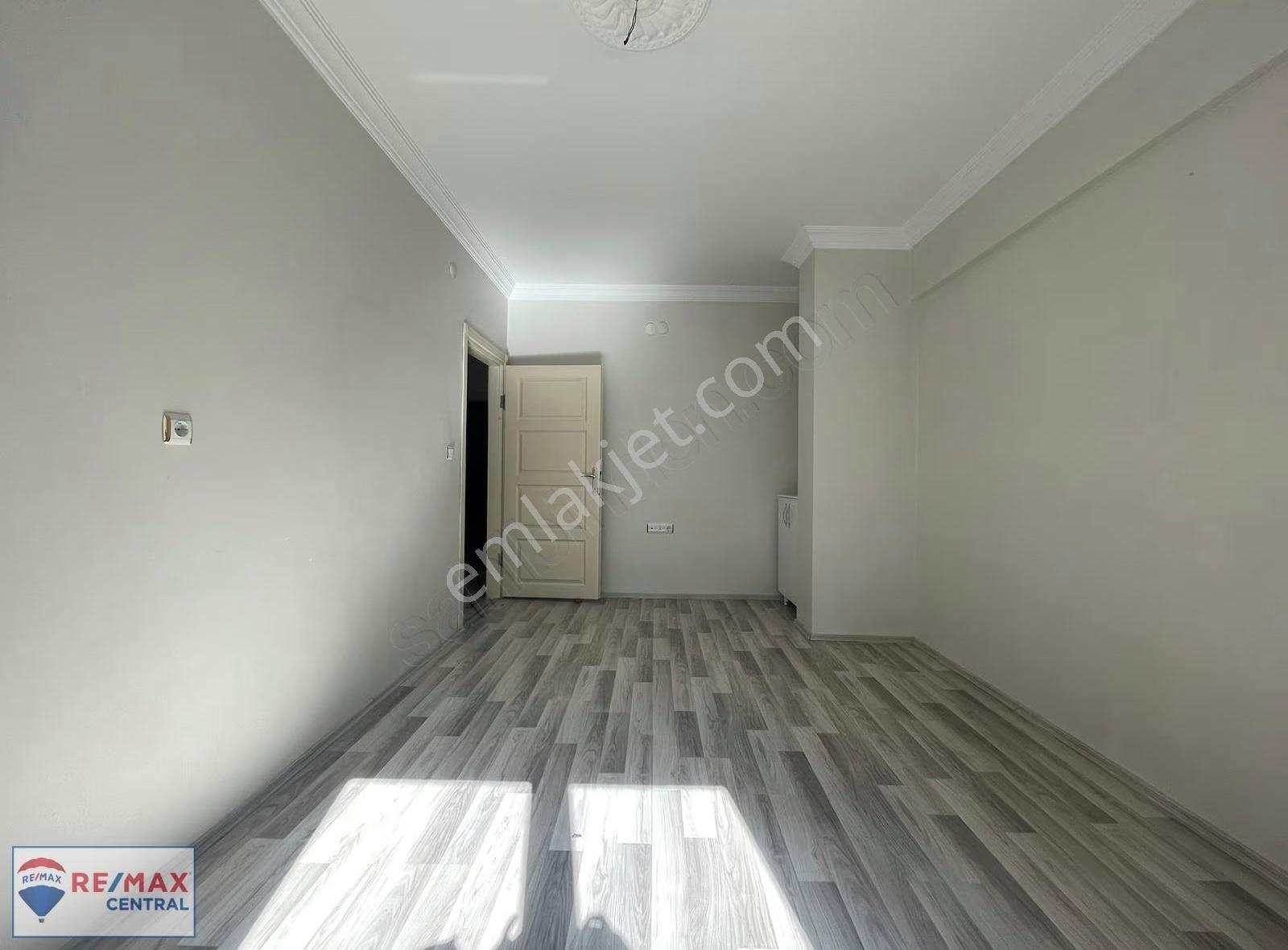 Re/max Central'dan Atatürk Caddesi Üzerinde 8 Yıllık Arakat 3+1 - Görsel 2