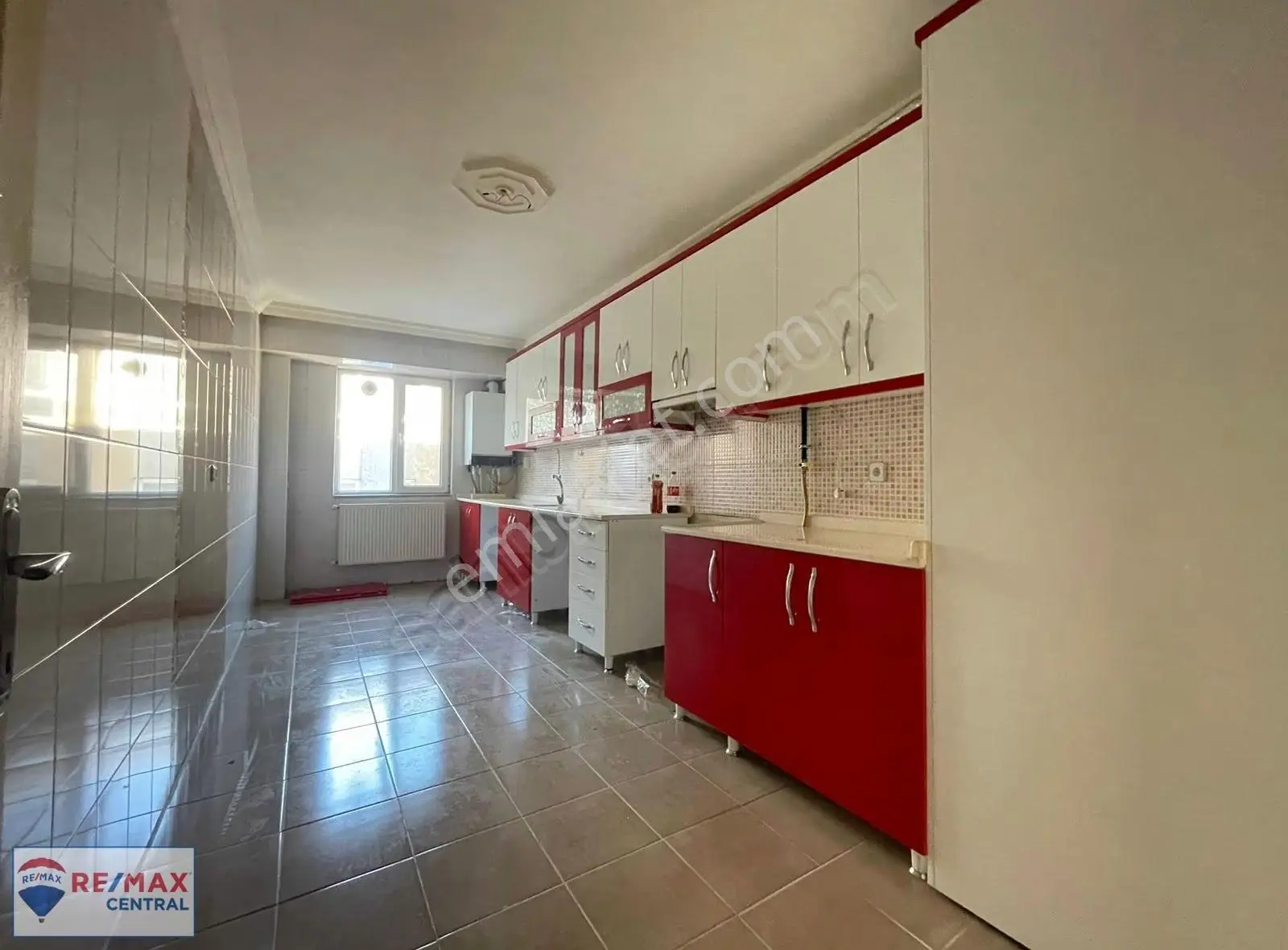 Re/max Central'dan Atatürk Caddesi Üzerinde 8 Yıllık Arakat 3+1 - Görsel 4