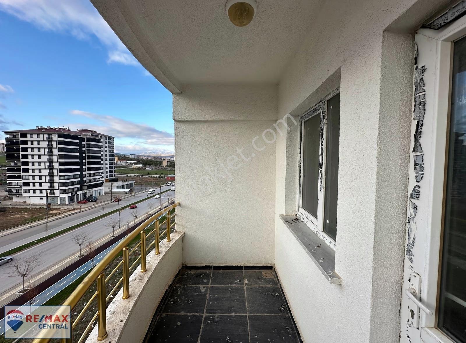 Re/max Central'dan Ş.şamil'de Cadde Üzeri-köşe 3+1 Satılık Daire - Görsel 3