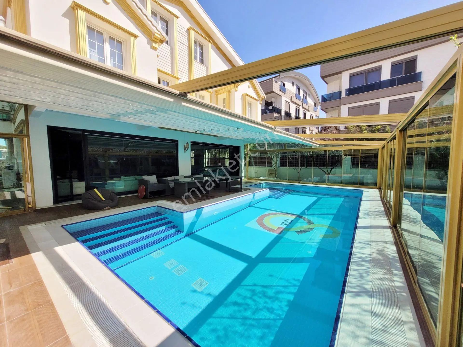 Güzeloba'da Havuzlu 4+1 Lüx Mobilyalı Triplex Villa