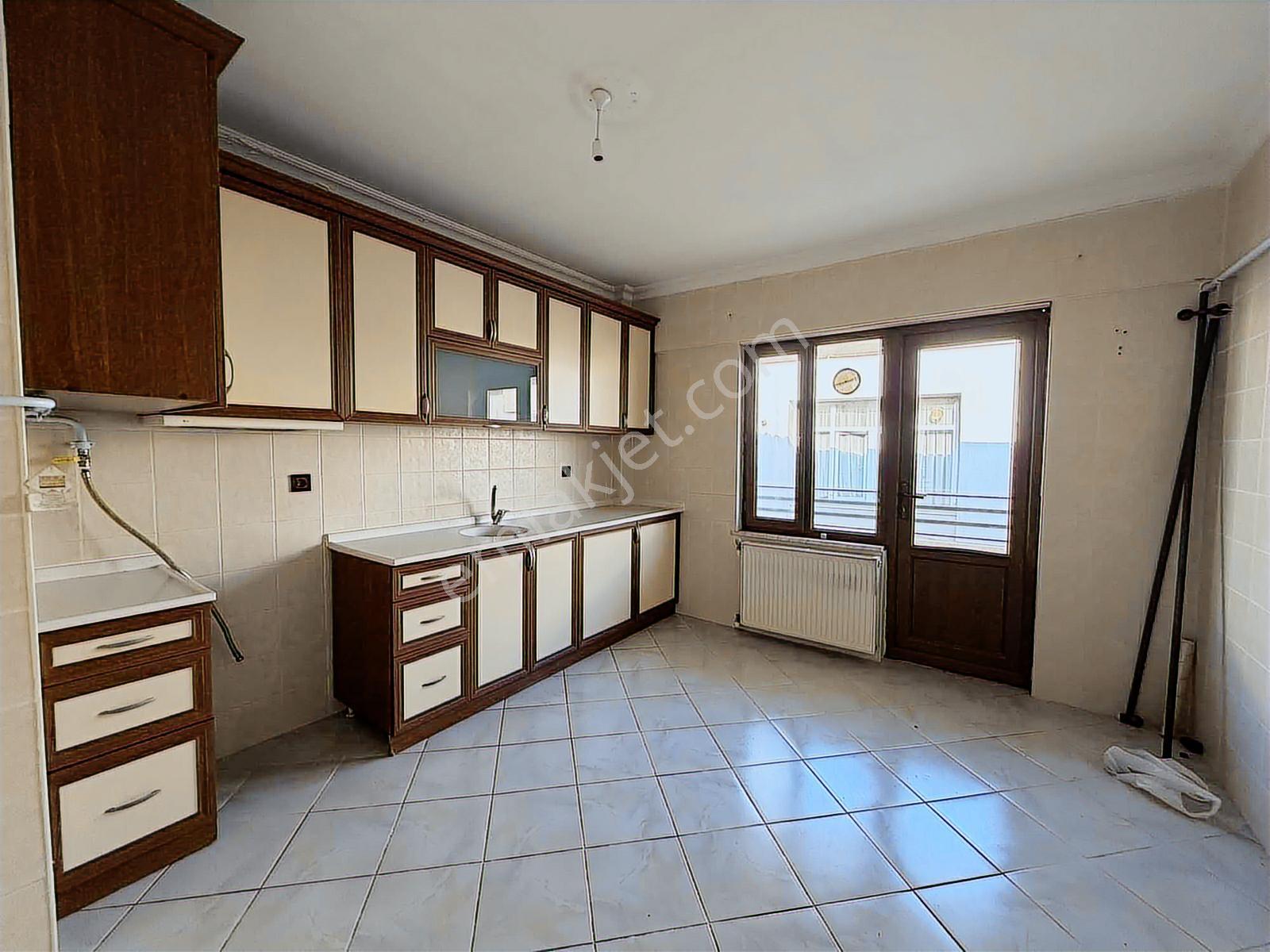 Kiralık 3+1 Adapazarı Semerciler Muhteşem Konum Remax Ay - Görsel 2