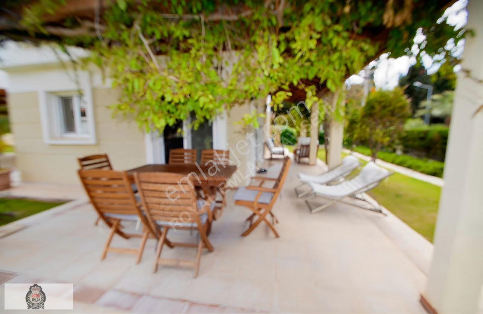 Çeşme Ardıç'ta Havuzlu Sitede Deniz Yakını 3+1 Kiralık Villa - Görsel 15