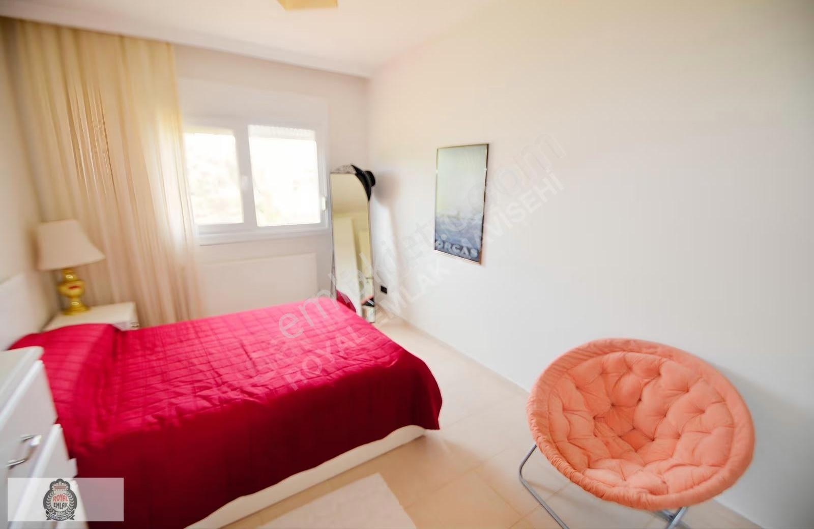 Çeşme Ardıç'ta Havuzlu Sitede Deniz Yakını 3+1 Kiralık Villa - Görsel 11