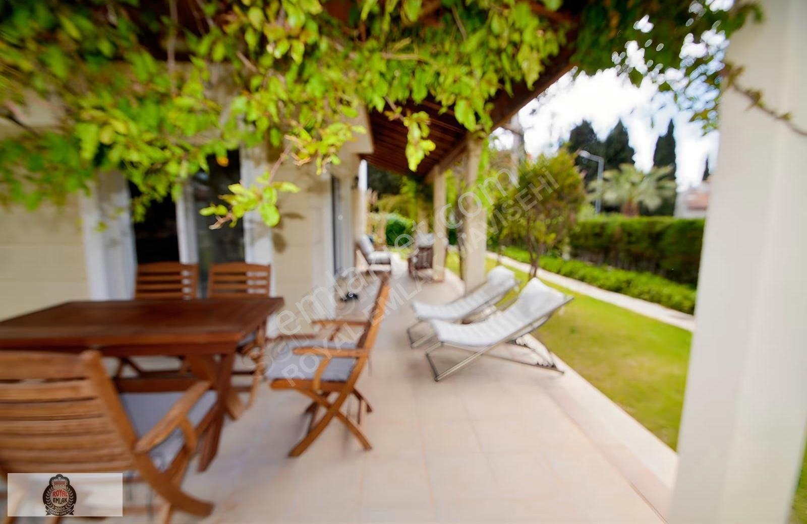 Çeşme Ardıç'ta Havuzlu Sitede Deniz Yakını 3+1 Kiralık Villa - Görsel 14