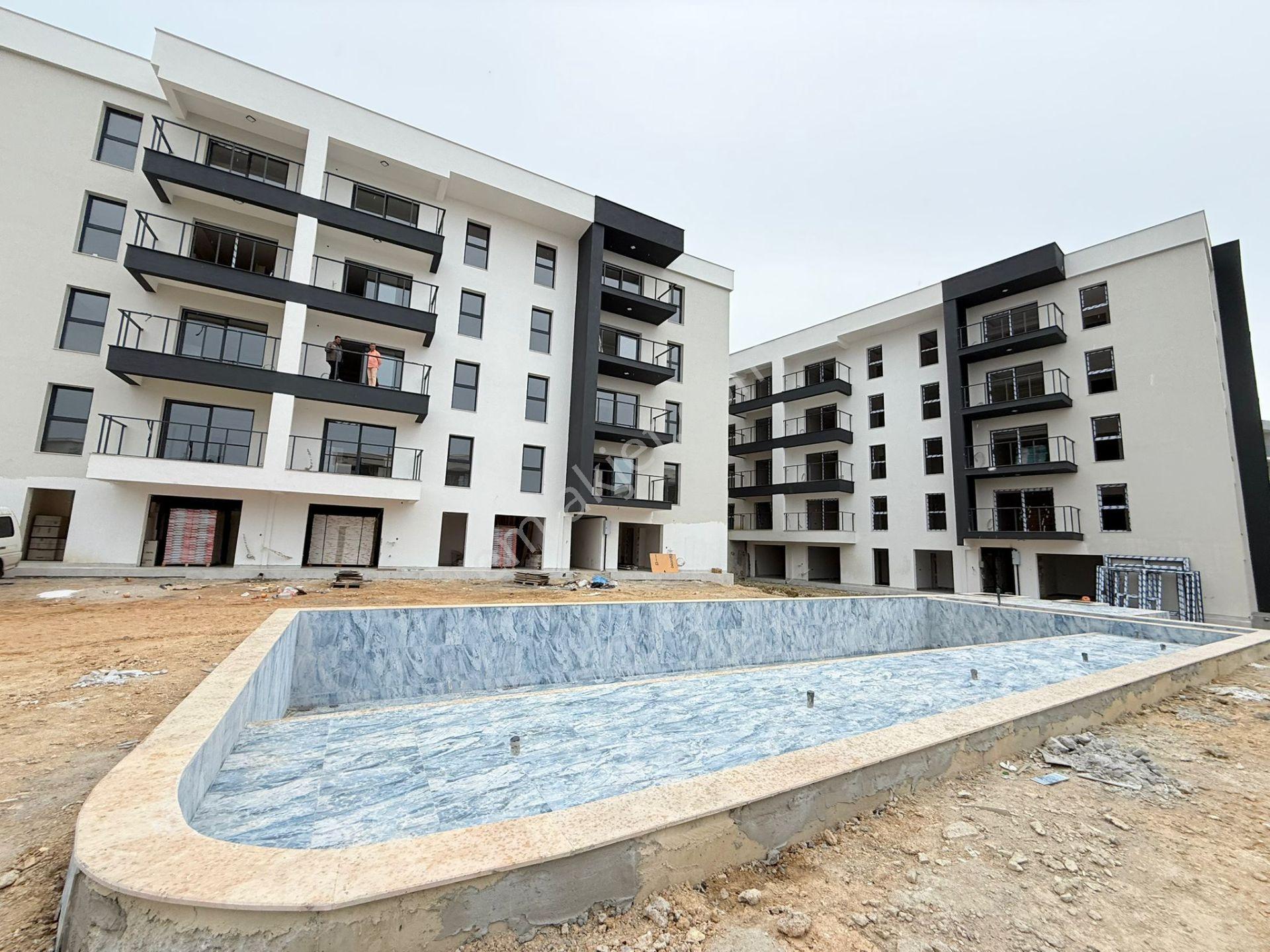 Aclass'dan Kuşadası'nda Satılık-7/24güvenlik-havuz-bahçe-otopark-lüx-1+1/2+1 Fırsat Daireler - Görsel 3