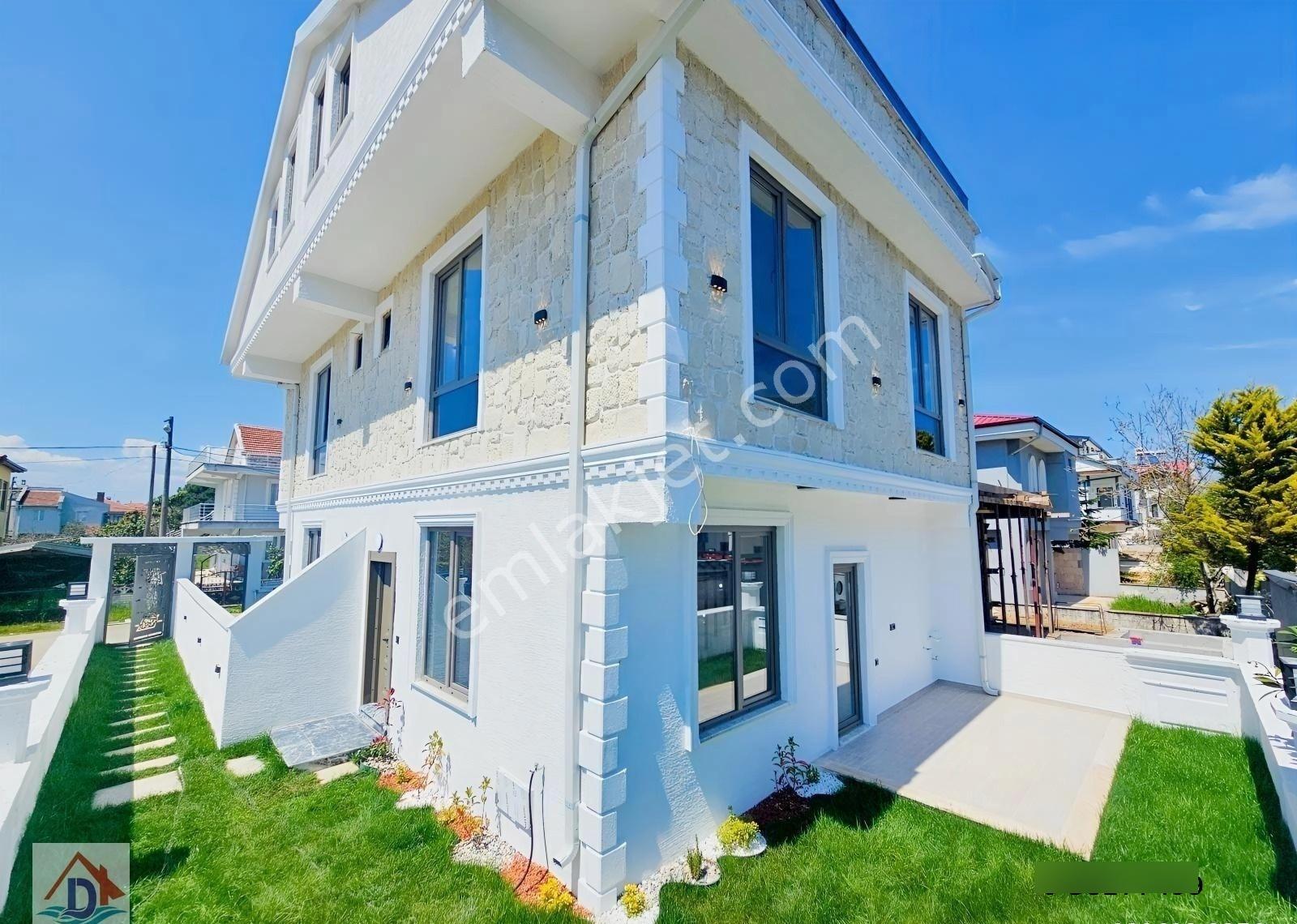 Deniz'e 50 Mt Mesafede 3+1 , Geniş Bahçeli Satılık Villa