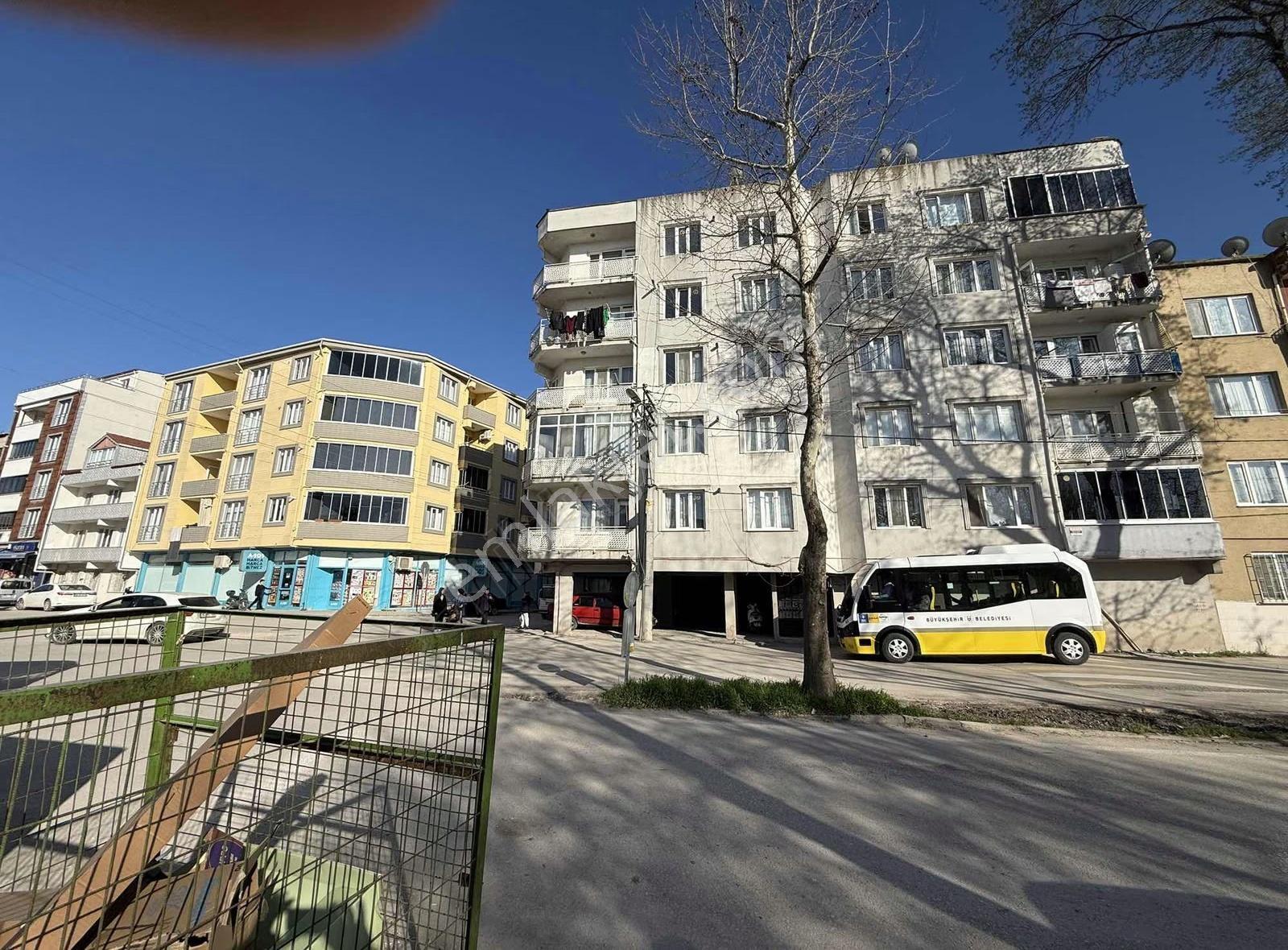 Barış Mahallesinde Bankalar Caddesinin Köşesinde 115 M2 Daire - Görsel 2