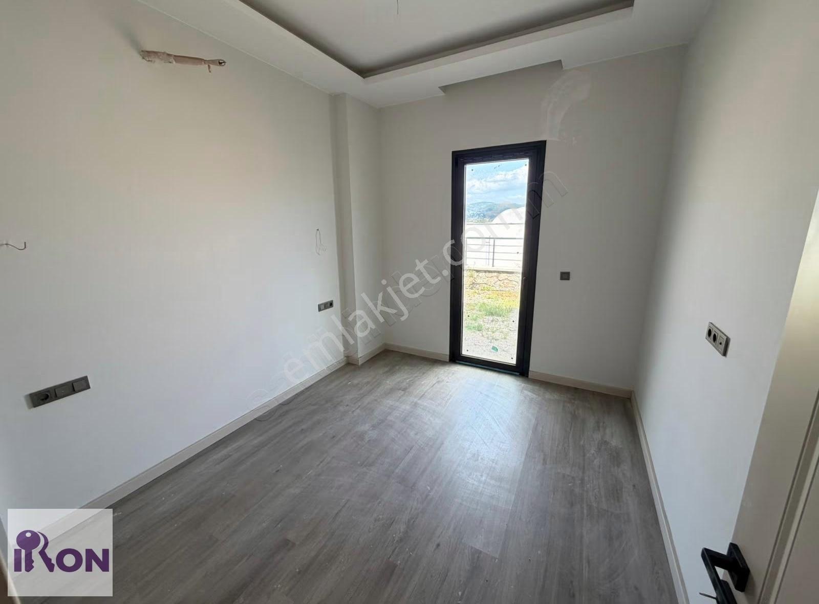 Mumculard'da Lüks Site İçinde Geniş Bahçeli Satılık Modern Villa - Görsel 25
