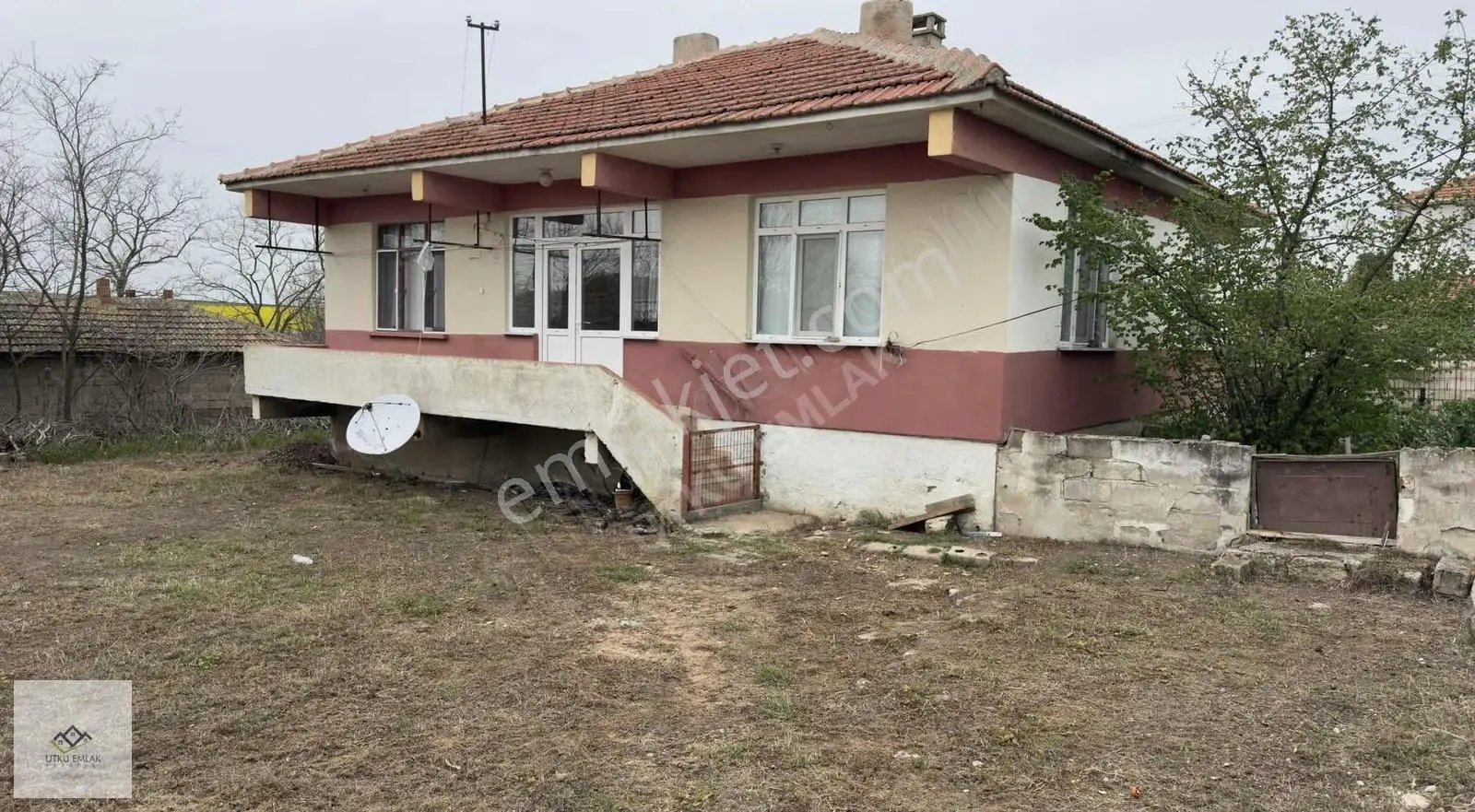 Babaeski Ertuğrulda 423 M2 Arsa Ve Satılık 3+1 Bahçeli Köy Evi