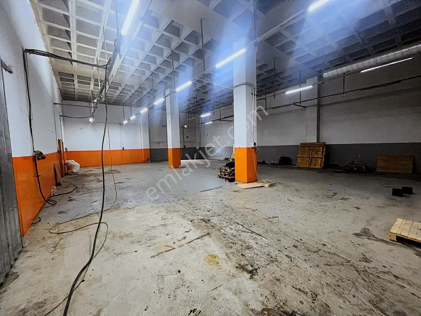 İkitelli'de 320 M² Depo/imalathane +kdv'li