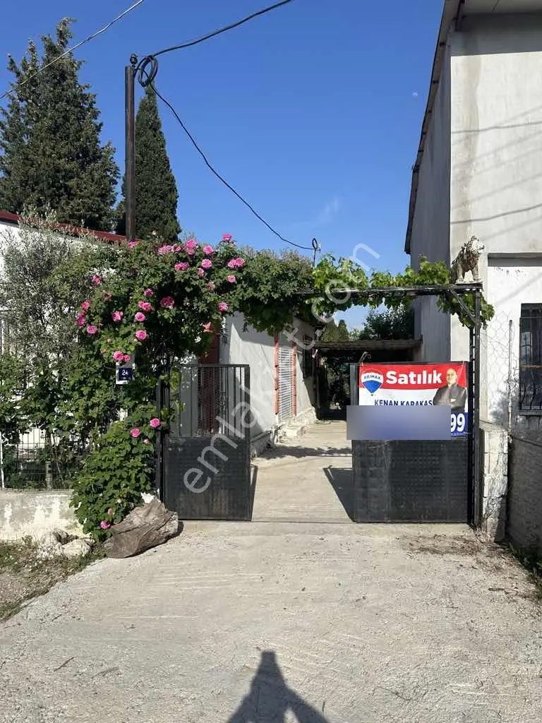 Akyeniköyde İçinde 2+1 Evi Olan Muhteşem Bahçeli Arsa