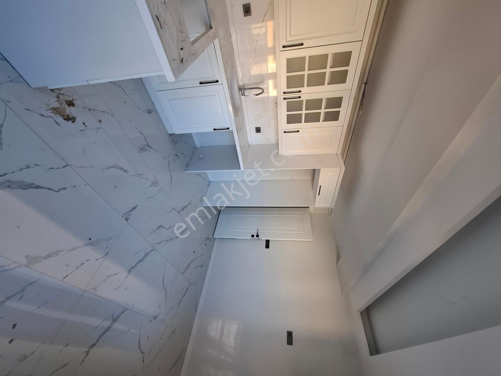 Akhisar Cumhuriyet Fahri Sertel Emlaktan Özel Otoparklı Kiralık - Görsel 4