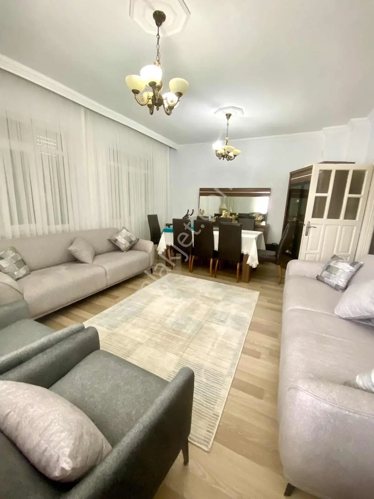 Bahçelievler Mahallesinde Cadde Üzeri Satılık 3+1 Daire