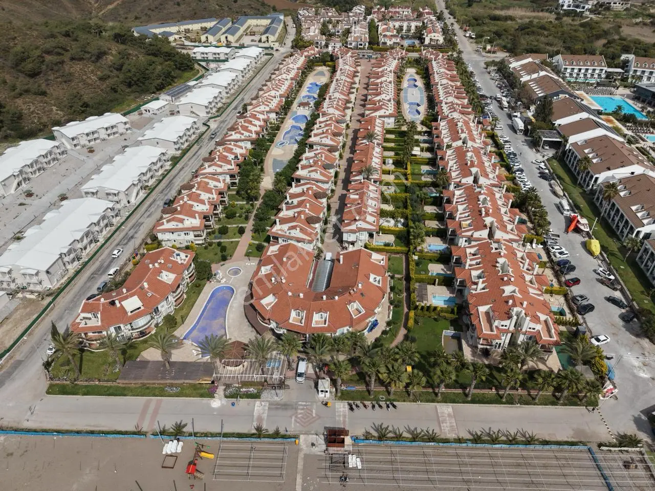 Sunset Beach Club’ta Denize Sıfır 2+1 Dubleks | Eşyalı | Jakuzi & Havuz Manzaralı