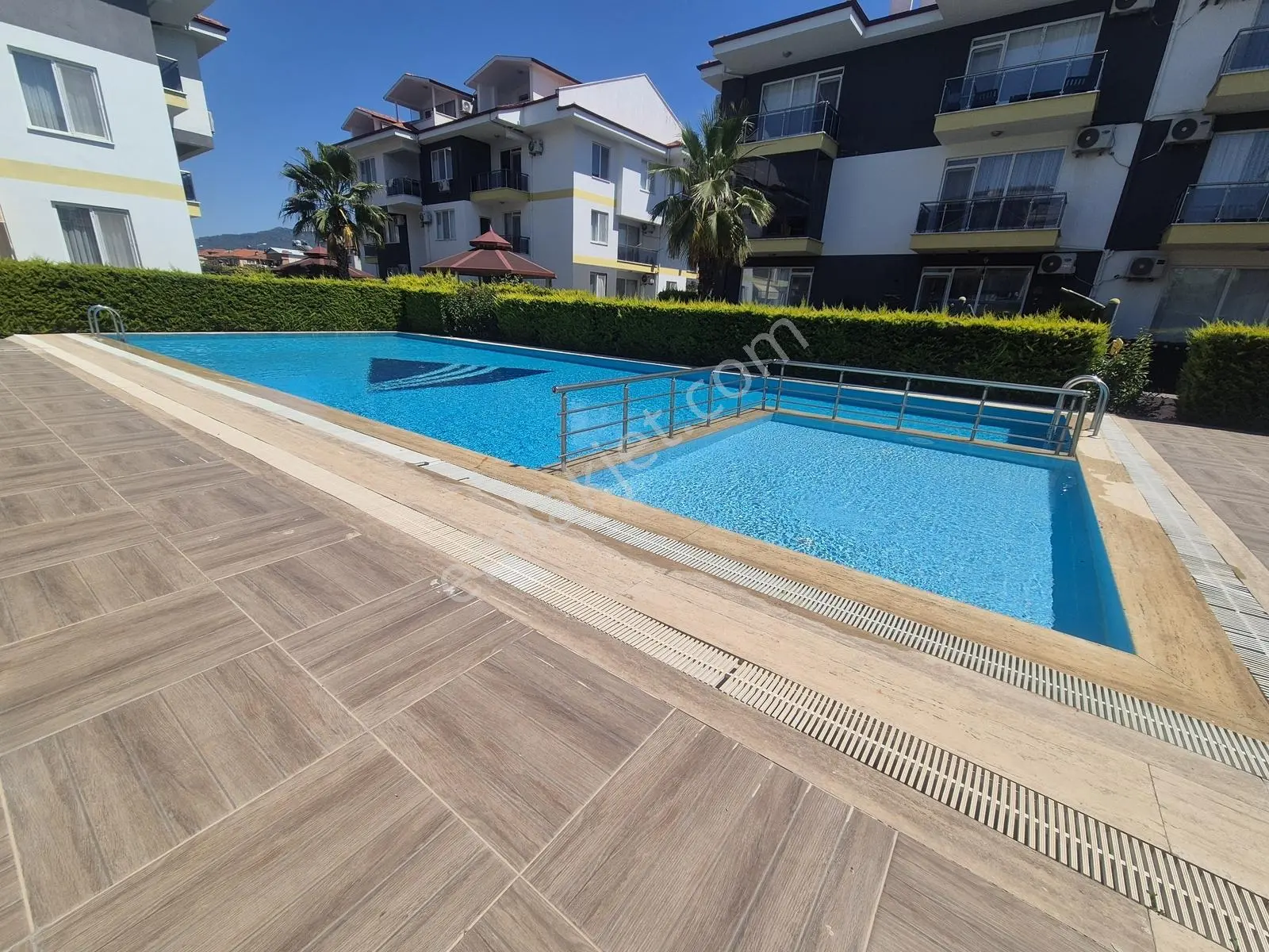 Dalaman Merkezde Havuzlu Sitede 2+1 Eşyalı Satılık Daire - Görsel 2