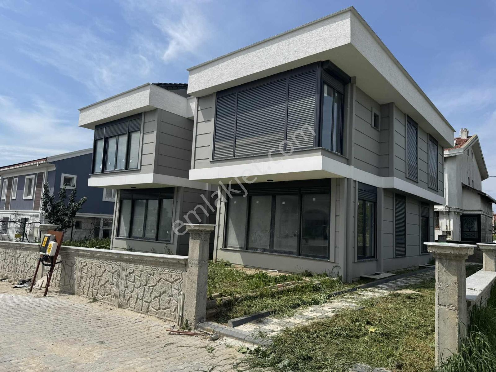 Büyükçekmece Güzelce Müstakil Bahçeli Lüks 6+1 Satılık Villa